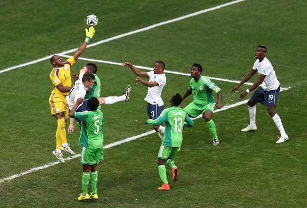 
                <strong>Frankreich vs. Nigeria (2:0) - Enyeama patzt</strong><br>
                So sieht die Aktion des nigerianischen Keepers Vincent Enyeama gar nicht so schlecht aus. Wenige Sekunden später ist sein Tor aber völlig leer, Paul Pogba lässt sich die Chance nicht nehmen. Es ist die entscheidende Szene des Spiels.
              