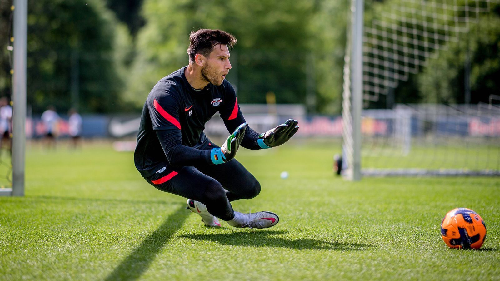 
                <strong>Philipp Tschauner (RB Leipzig)</strong><br>
                Ebenfalls bei den Leipzigern wird der etatmäßige dritte Keeper im Champions-League-Aufgebot fehlen. Trainer Jesse Marsch verzichtete auf die Nominierung von Routinier Philipp Tschauner, setzt stattdessen lediglich auf Stammkeeper Peter Gulacsi und dessen spanischen Backup Josep Martinez. Mit der Rolle des Ergänzungsspielers dürfte sich der 35-jährige Tschauner mittlerweile ohnehin angefreundet haben. Seit er im Sommer 2019 zu RB Leipzig wechselte, hat er noch kein einziges Pflichtspiel für den Klub bestritten. 
              