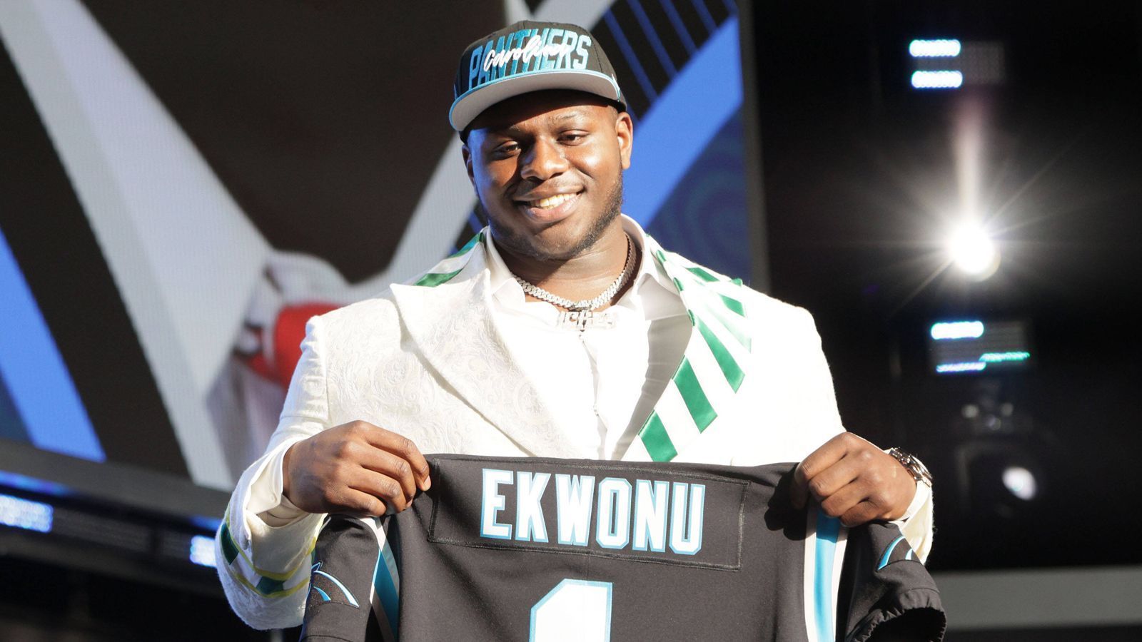 
                <strong>6. Pick: Ikem Ekwonu (Offensive Tackle, Carolina Panthers)</strong><br>
                &#x2022; <strong>Vertrag unterschrieben: ja</strong><br>&#x2022; <strong>Signing Bonus</strong>: 17.229.491 US-Dollar<br>&#x2022; <strong>Gesamtgehalt</strong>: 27.568.051 US-Dollar<br>
              