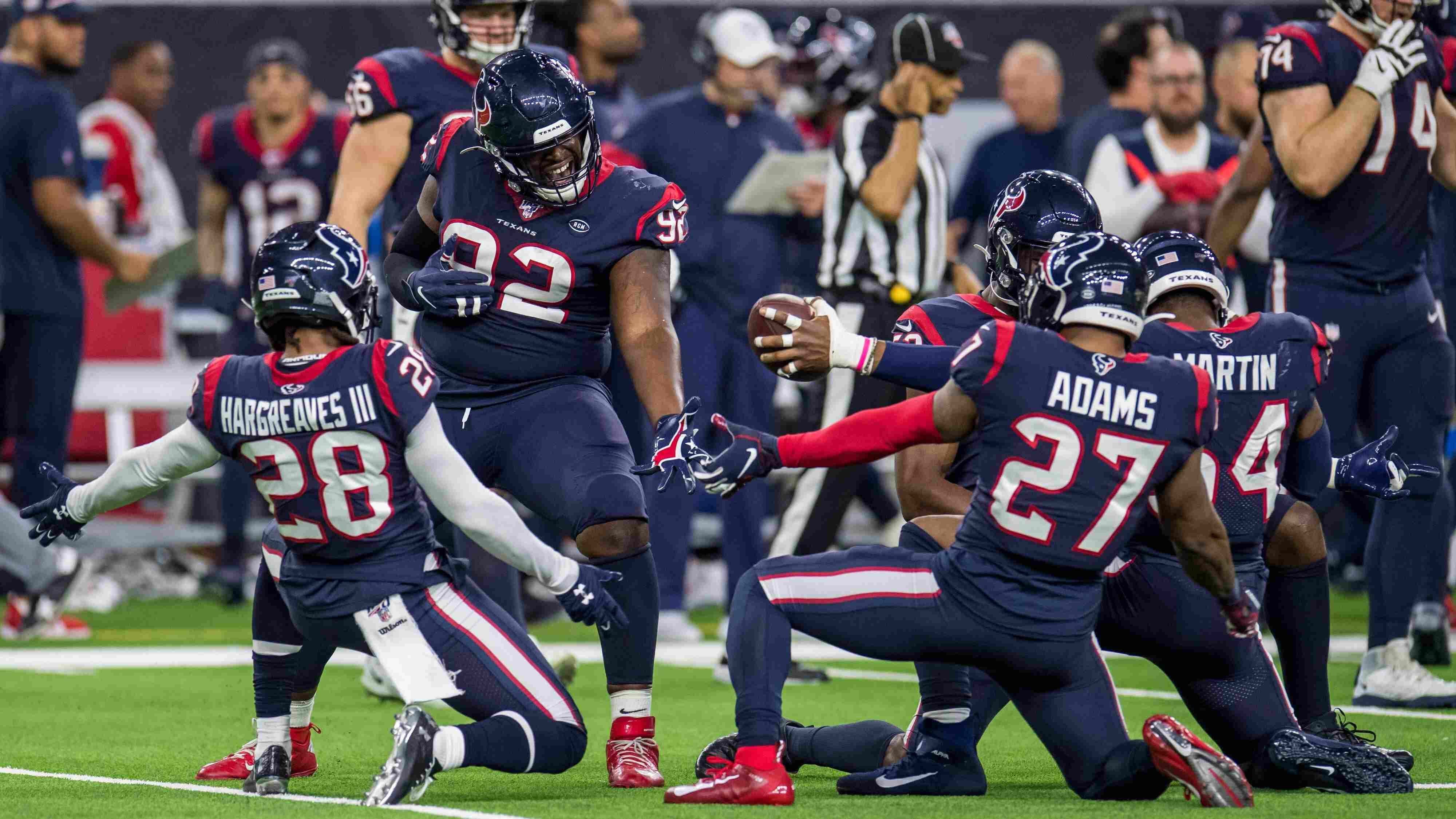 
                <strong>Houston Texans</strong><br>
                Wenn man einen General Manager bei anstehenden Blockbuster-Trades nicht ausschließen darf, dann ist es wohl Texans-GM und Head Coach Bill O'Brien. Da Adams auch in Texas geboren wurde, könnten ihm die Texans auch aus geographischer Sicht einen Wechsel schmackhaft machen. Genügend Cap Space wäre vorhanden und auch personell würde sich Adams gut auf der Position neben Justin Reid einfinden. Dennoch bleiben ein paar Fragezeichen, wie die Texans den Preis für Adams bezahlen sollen. Nachdem man bereits in den Trades von DeAndre Hopkins sowie Brandin Cooks Draftmaterial einbüßen musste, würde man sich bei einem Trade für Adams die Zukunft ordentlich verbauen. Zudem muss auch DeShaun Watson bezahlt werden, was eine Verlängerung für Adams sehr unwahrscheinlich macht.ran-Einschätzung: Die Texans sind (noch) nicht im Win-Now-Modus, weshalb Adams ein zu hohes Risiko wäre. Zudem ist der Preis, den die Jets wohl für Adams verlangen, zu hoch für die Texaner.
              