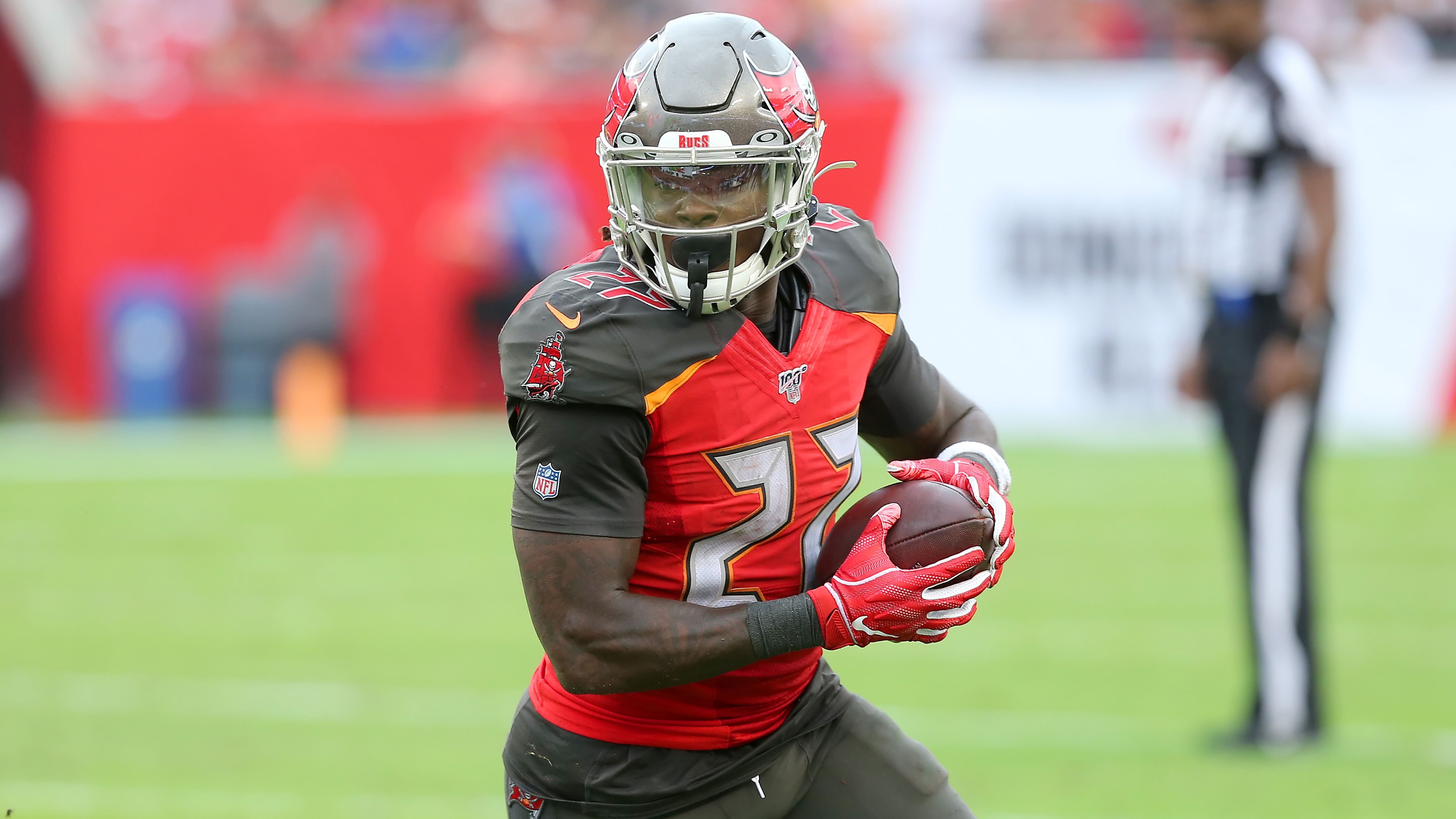 
                <strong>Tampa Bay Buccaneers</strong><br>
                Ähnliches gilt für die Tampa Bay Buccaneers, die sich nach der Verpflichtung von Quarterback Tom Brady im "Win Now"-Modus befinden. Peyton Barber wechselte in der Free Agency zu den Washington Redskins. Ronald Jones, der neben Barber die Hauptlast im Laufspiel in der vergangenen Saison trug und auch weiterhin unter Vertrag steht, konnte aber bisher nicht vollends überzeugen. Mit 76 Receptions für 522 Passing Yards bewies Fournette in der vergangenen Saison zudem seine Fähigkeiten als Dual-Threat-Runner und würde einen wichtigen Need der Bucs füllen, der die neue Offense um "TB12" noch unberechenbarer machen würde.
              