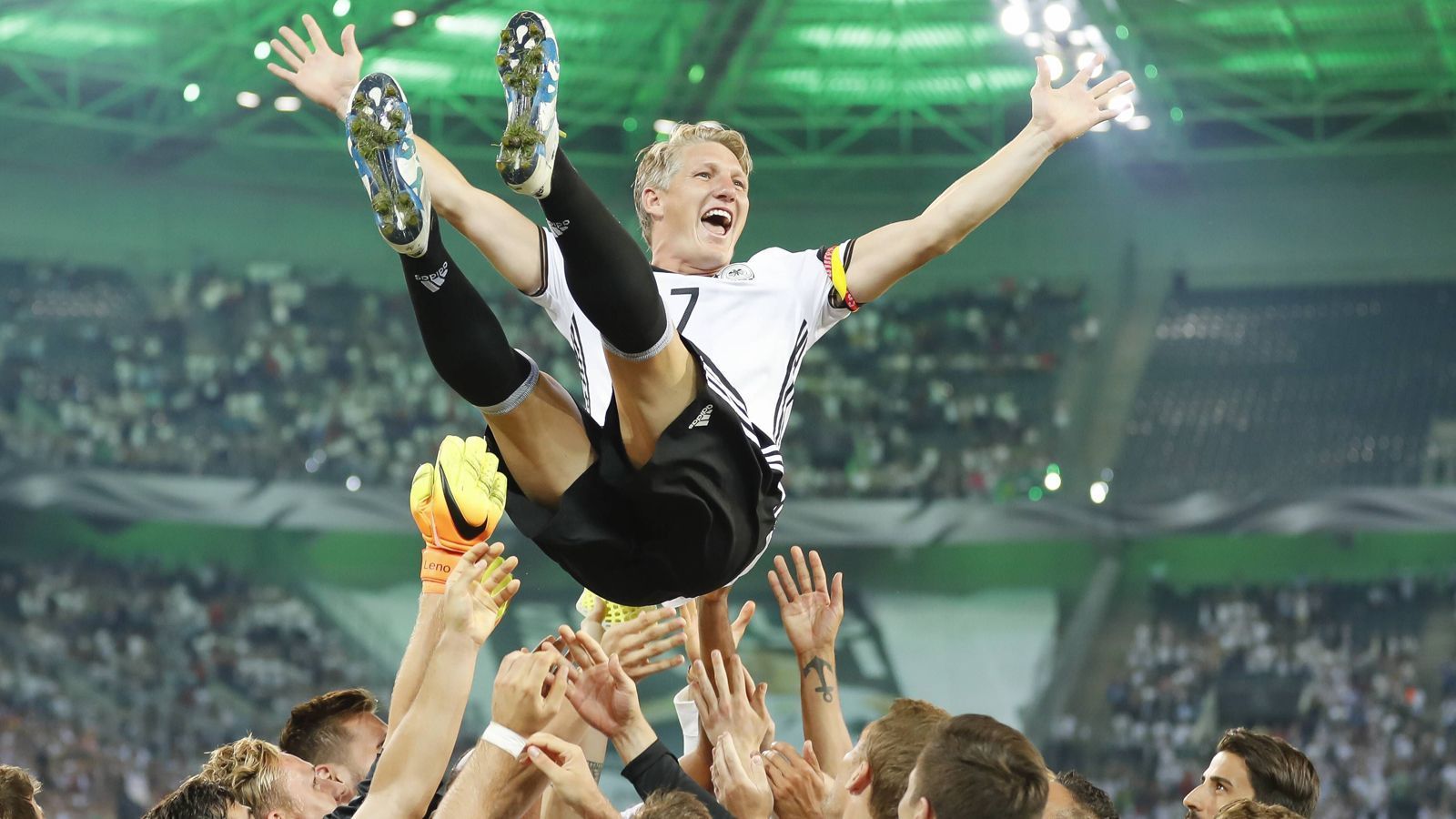 
                <strong>DFB-Abschied</strong><br>
                Nach der sportlich nicht so guten EM 2016 erklärt Schweinsteiger seinen Rücktritt aus der Nationalmannschaft. Er bekommt noch ein Abschiedsspiel und wird von seinen Teamkollegen gefeiert. Der Bayer kommt insgesamt auf 121 Länderspiele (24 Tore).
              