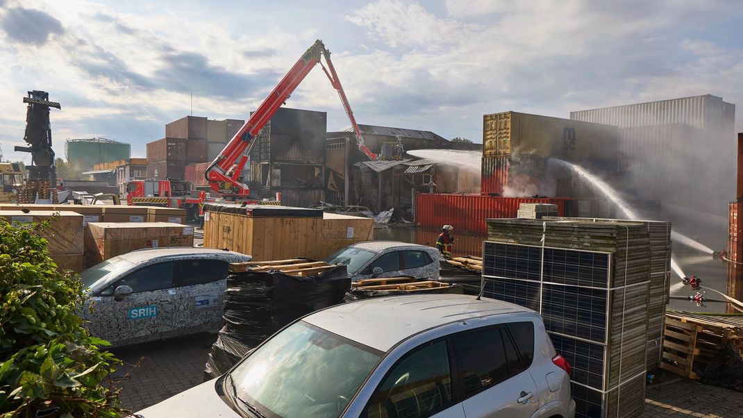 Immer wieder Explosionen: Die Feuerwehr kämpft im Hamburger Hafen gegen Hitze und Flammen.