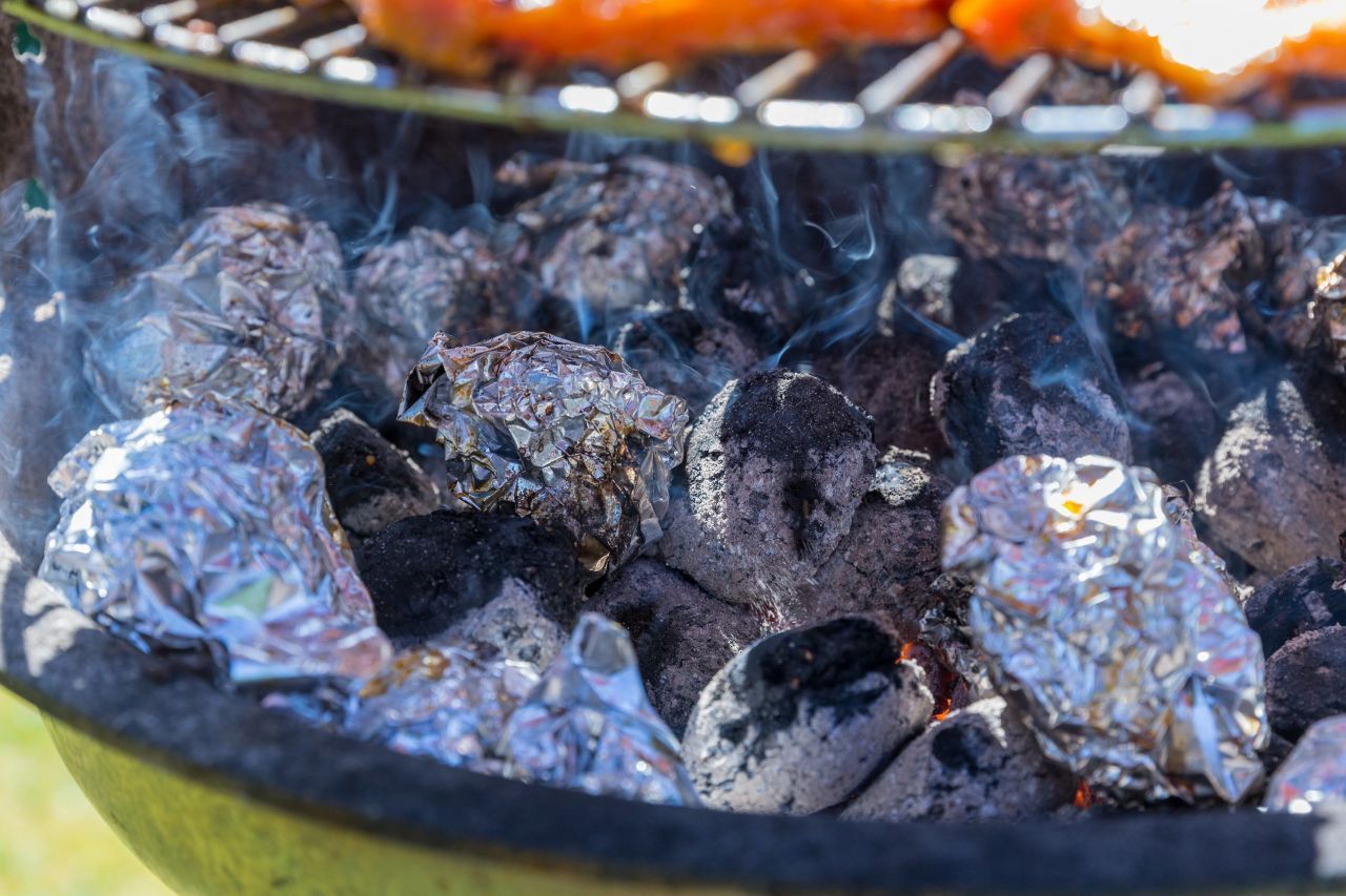 Aber eigentlich gehört Alufolie ja nicht auf den Kopf oder in den Geldbeutel, sondern in die Küche. Beziehungsweise auf den Grill, wie hier zum Einwickeln von Kartoffeln.