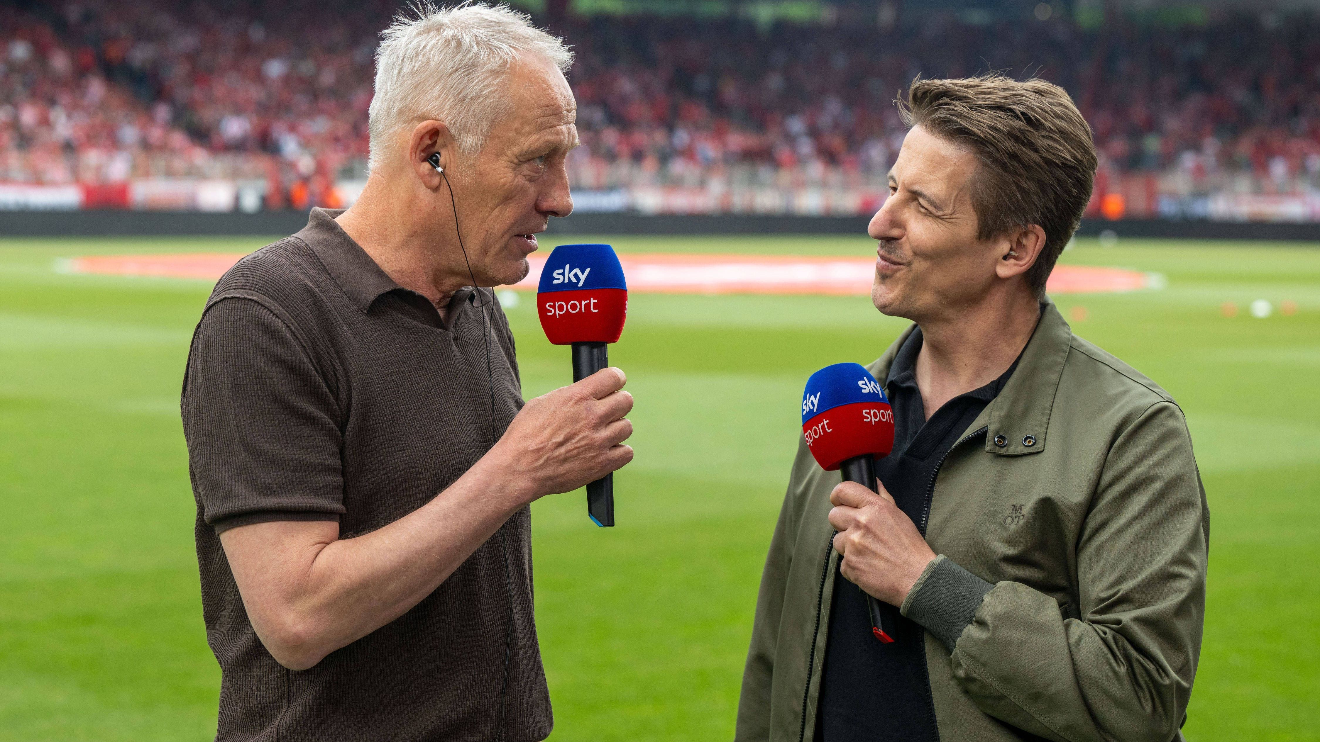 <strong>Christian Streich (SC Freiburg)</strong><br>Richtig emotional wurde es dann bereits im Interview bei "Sky", als Streich seine Tränen nicht zurückhalten konnte.&nbsp;Er sei "seit Wochen von unzähligen Menschen umgeben, die mir sehr viel entgegenbringen. Das ist sehr berührend", sagte Streich, der auch den "Sky"-Reporter umarmte.