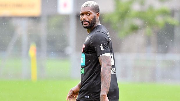 
                <strong>Djibril Cisse (Yverdon-Sport FC)</strong><br>
                Eigentlich erklärte der Ex-Liverpool-Star Djibril Cisse seine Karriere im Oktober 2015 für beendet, doch gut zwei Jahre später erlebt der mittlerweile 36-jährige Franzose seinen zweiten Frühling. Beim Schweizer Drittligisten Yverdon-Sport FC knipst der Altstar nach Belieben. In 15 Spielen erzielte Cisse schon 16 Treffer. "Cisse ist für den Klub ein Glücksfall. Er verschafft uns Respekt, stellt sich in den Dienst der Mannschaft und ist auf und neben dem Platz ein Vorbild", sagte sein Trainer Anthony Braizat in der "Luzerner Zeitung" über seinen Torjäger. Der Aufstieg dürfte aber trotz der regelmäßigen Cisse-Tore kein Thema mehr sein, denn Yverdon hat als Dritter schon elf Punkte Rückstand auf Tabellenführer Kriens.
              