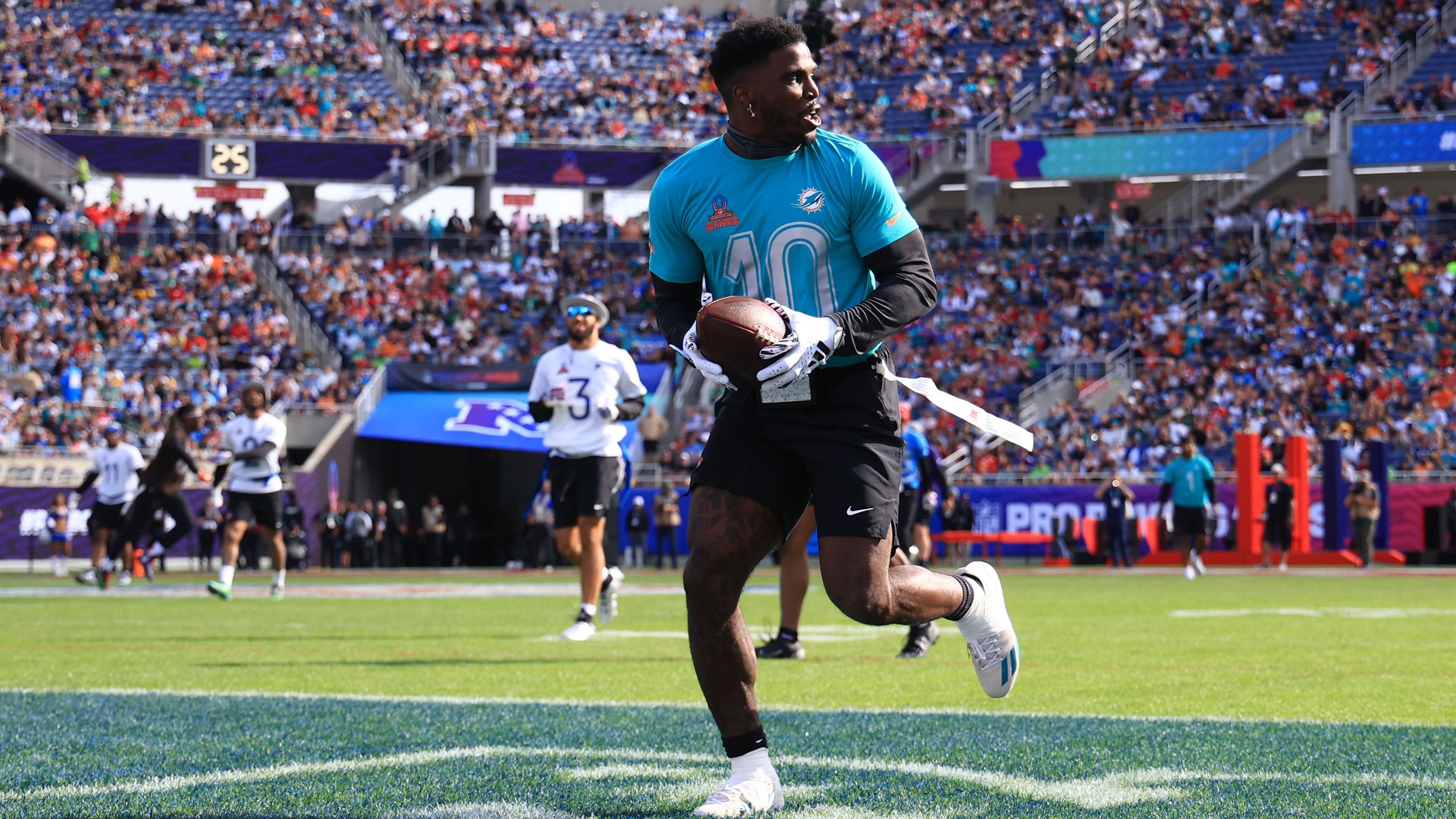 <strong>Miami Dolphins</strong><br>
                - Tyreek Hill, Wide Receiver, Jahresgehalt: 30 Mio. Dollar<br>- Bradley Chubb, Linebacker, Jahresgehalt: 22 Mio. Dollar<br>- Jalen Ramsey, Cornerback, Jahresgehalt: 18,333 Mio.Dollar<br>- Terron Armstead, Offensive Tackle, Jahresgehalt: 12,877 Mio. Dollar<br>- Austin Jackson, Offensive Tackle, Jahresgehalt: 12 Mio. Dollar