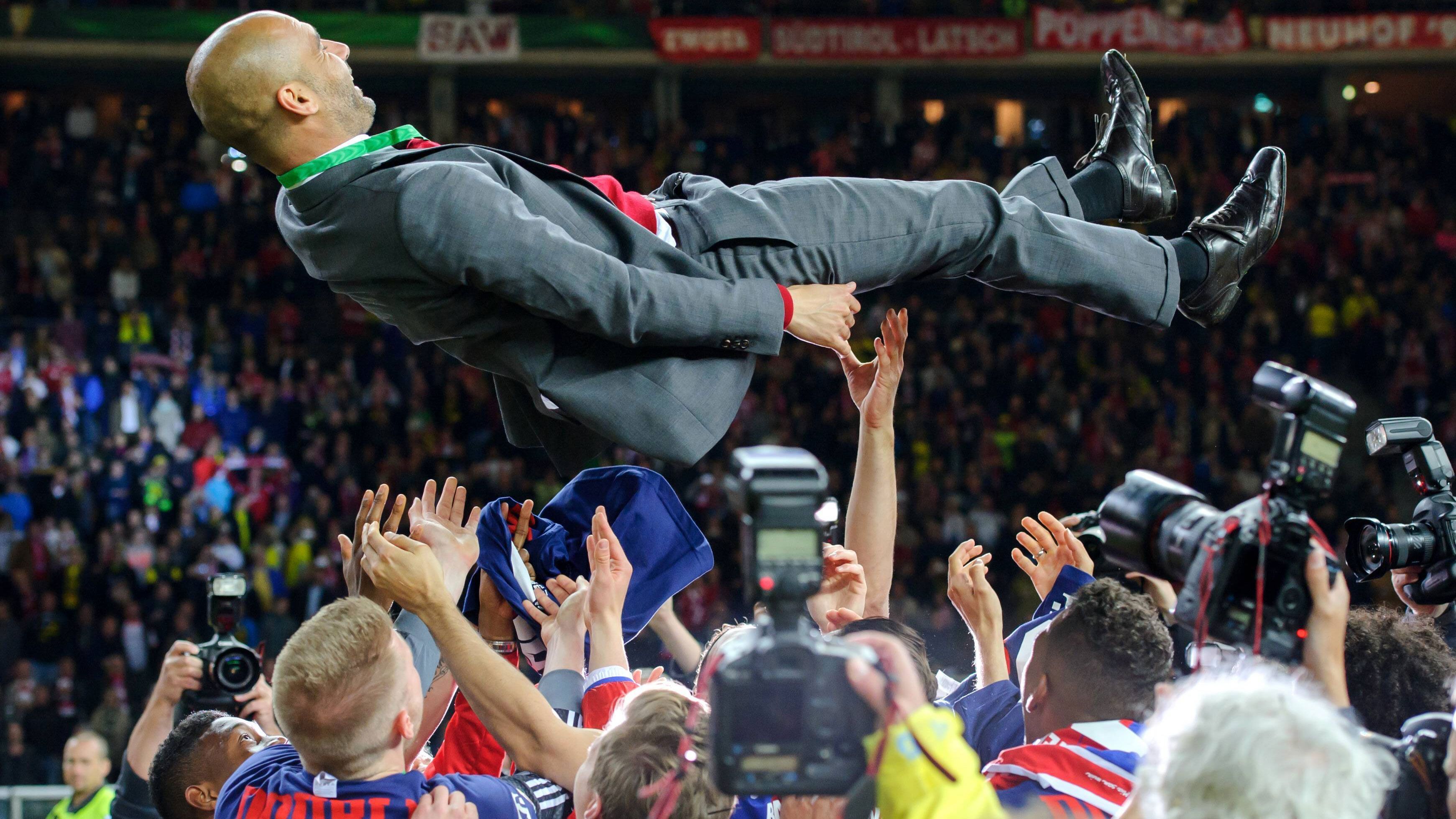 <strong>Double für den FCB</strong><br>
                Im Mai 2014 kommt es im DFB-Pokalfinale zum Match zwischen dem frisch gekürten Meister aus München und dem Tabellenzweiten der kurz zuvor abgelaufenen Bundesliga-Saison. Das Endspiel im Berliner Olympiastadion gerät für den BVB zum Albtraum. Ein reguläres Tor wird aberkannt, in der Verlängerung gewinnen die Bayern und bescheren Pep sein erstes Double in Deutschland.