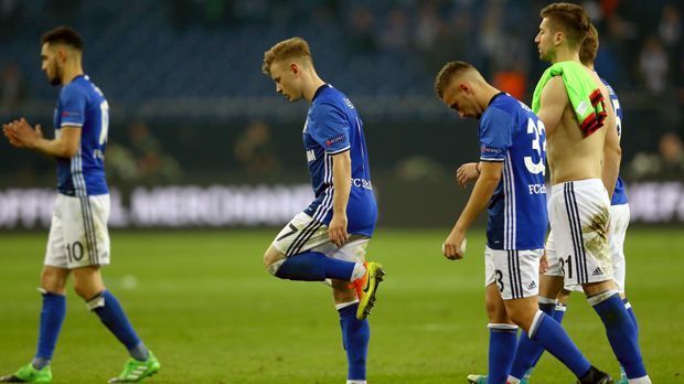 
                <strong>Schalkes Europa-League-Träume könnte endgültig platzen</strong><br>
                Für den FC Schalke 04 könnte schon zwei Spieltage vor Schluss das internationale Geschäft Geschichte sein. Wenn nämlich S04 am Sonntagabend in Freiburg verliert und bereits am Tag zuvor Bremen und Hertha BSC ihre Spiele gewinnen, ist es rechnerisch für die Knappen nicht mehr möglich, mindestens Sechster zu werden und damit in der Europa-League-Qualifikation zu starten. Eine Chance gäbe es aber noch: Gewinnt der BVB das Pokalfinale gegen Eintracht Frankfurt, würde der 7. Platz zur Europa League reichen. Den hätte Schalke auch bei einer Niederlage am 32. Spieltag noch nicht endgültig verspielt.
              