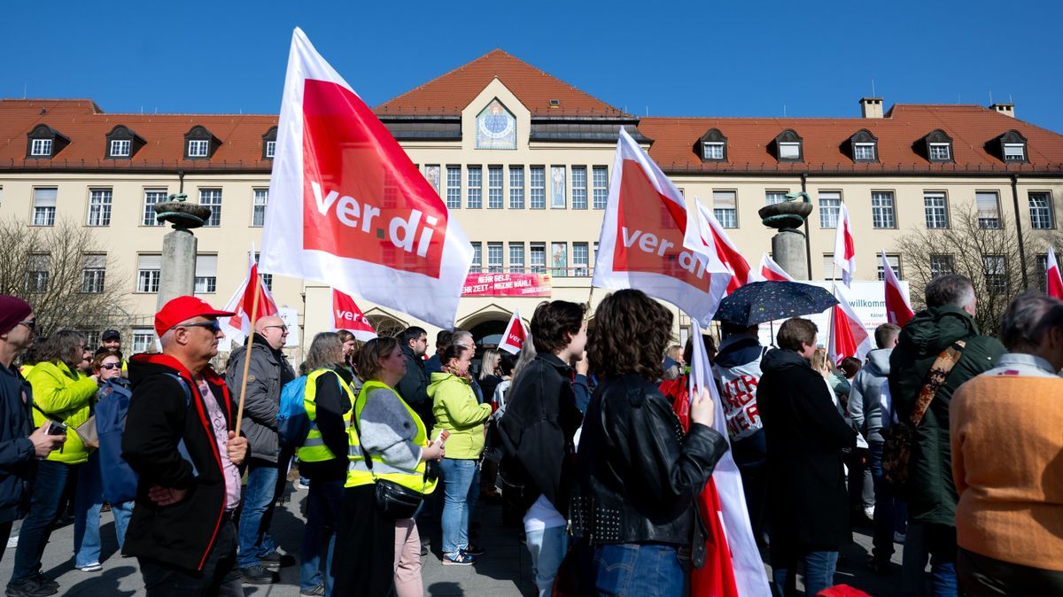 Mitarbeiter des öffentlichen Dienstes nehmen nach einem Aufruf der Gewerkschaft Verdi vor dem Klinikum Schwabing an einem Warnstreik teil.