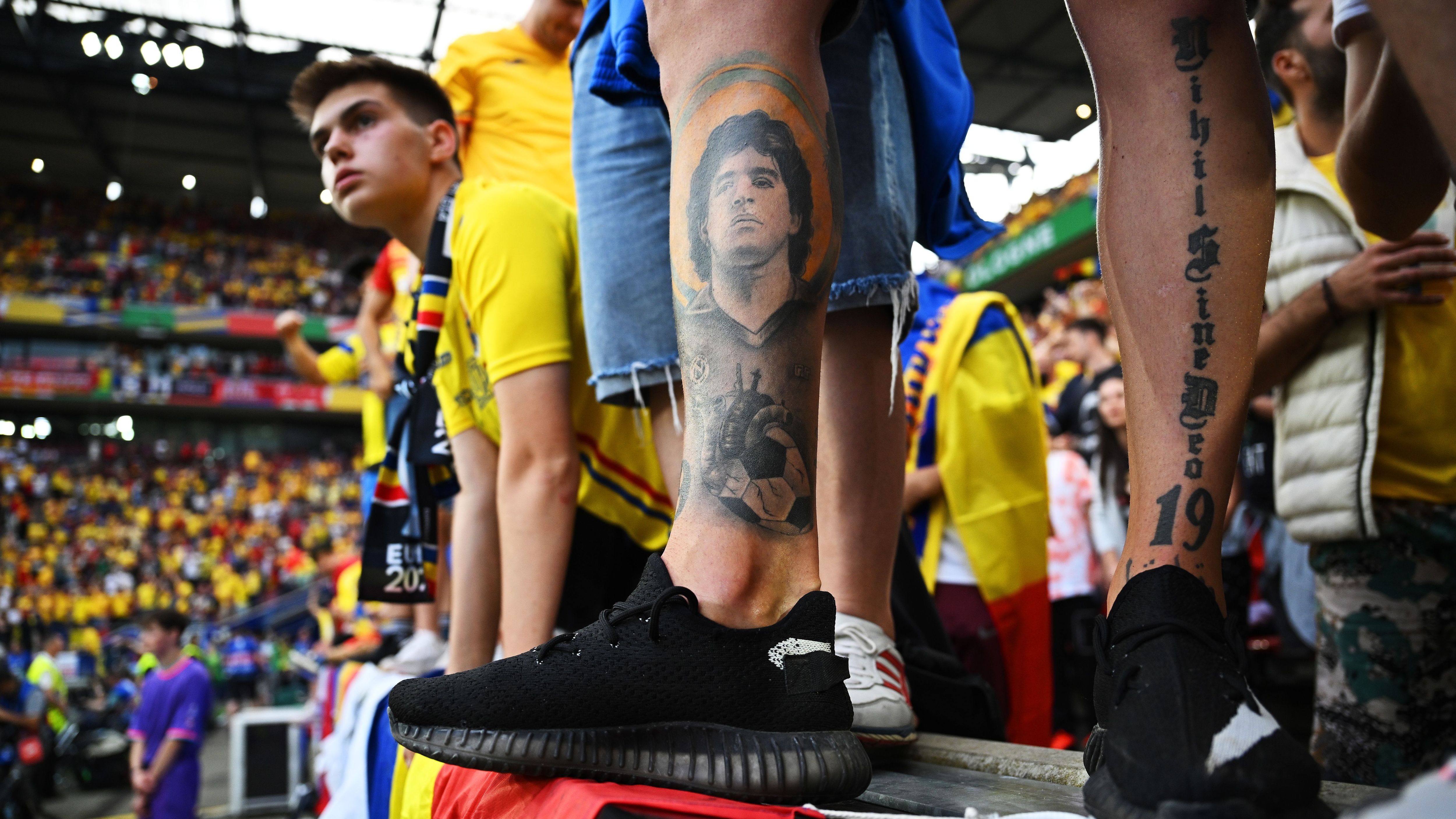 <strong>Rumänien im Herzen, Maradona auf dem Bein</strong><br>Dieser rumänische Fan beim Spiel gegen Belgien dürfte ein Bewunderer der mittlerweile verstorbenen argentinischen Fußball-Legende Diego Maradona sein.