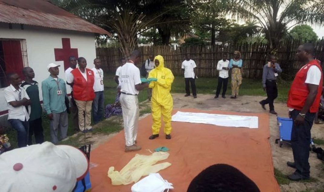 Mai 2018, Kongo: Mitglieder einer Hilfsorganisation bekommen ihre Schutzkleidung, welche sie vor dem gefährlichen Ebola-Virus schützen soll.