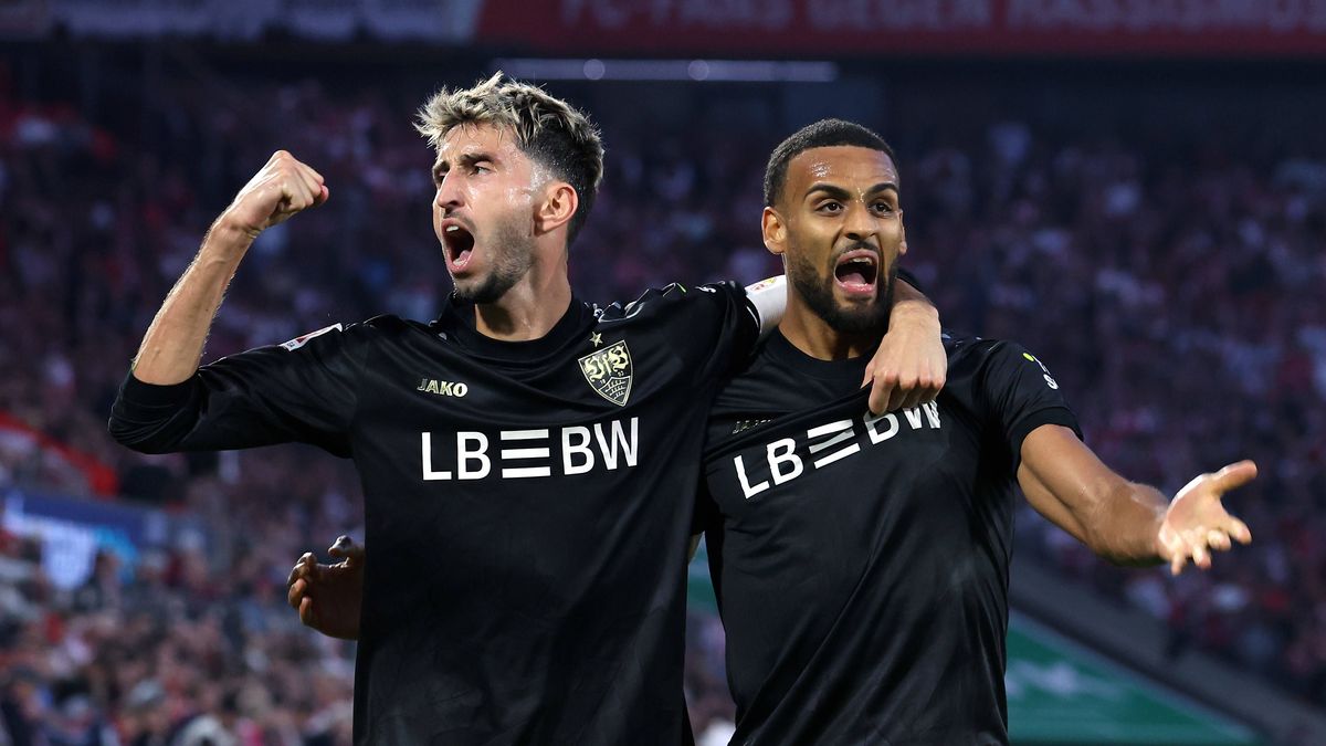 Stuttgart , Bundesliga Fußball 1. FC Köln vs. VfB Stuttgart, v.l. Atakan Karazor und Torschütze Josha Vagnoman (VfB) jubeln über das Tor zum 1:2 Gemäß den Vorgaben der DFL Deutschen Fußball Liga is...