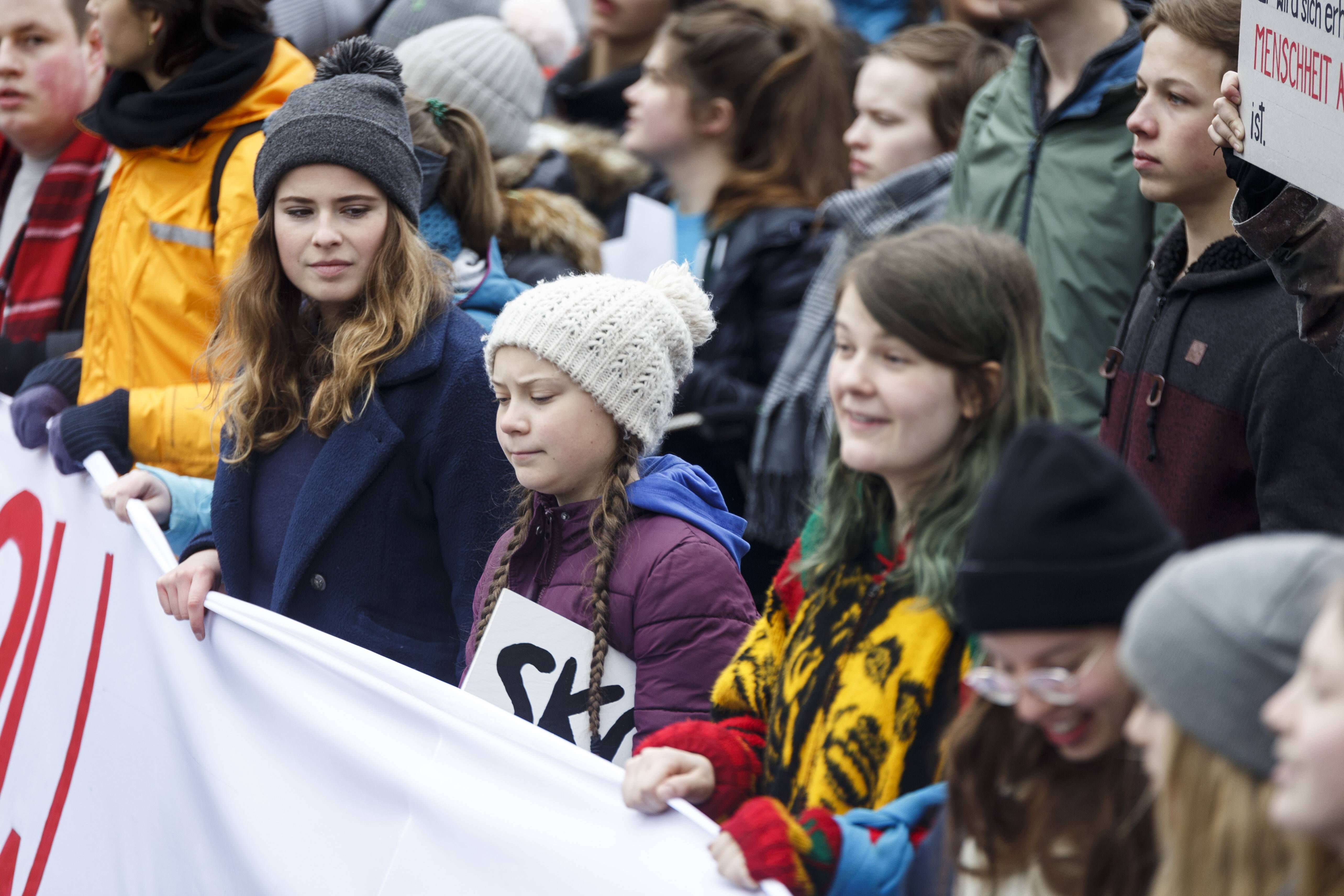 Auch bei deutschen FFF-Demos zeigte Thunberg Präsenz. Hier im März 2019 in Hamburg an der Seite der deutschen Klimaaktivistin Louisa Neubauer (links).