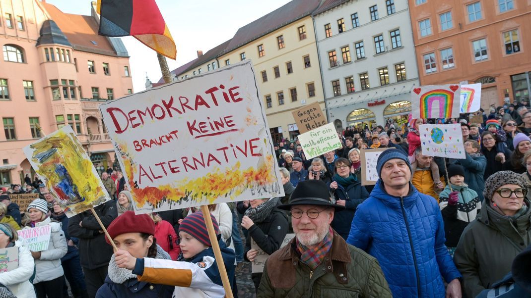27.01.2024, Sachsen-Anhalt, Wittenberg: Auch in Ostdeutschland finden aktuell an vielen Orten Demonstrationen gegen Rechtsextremismus statt.