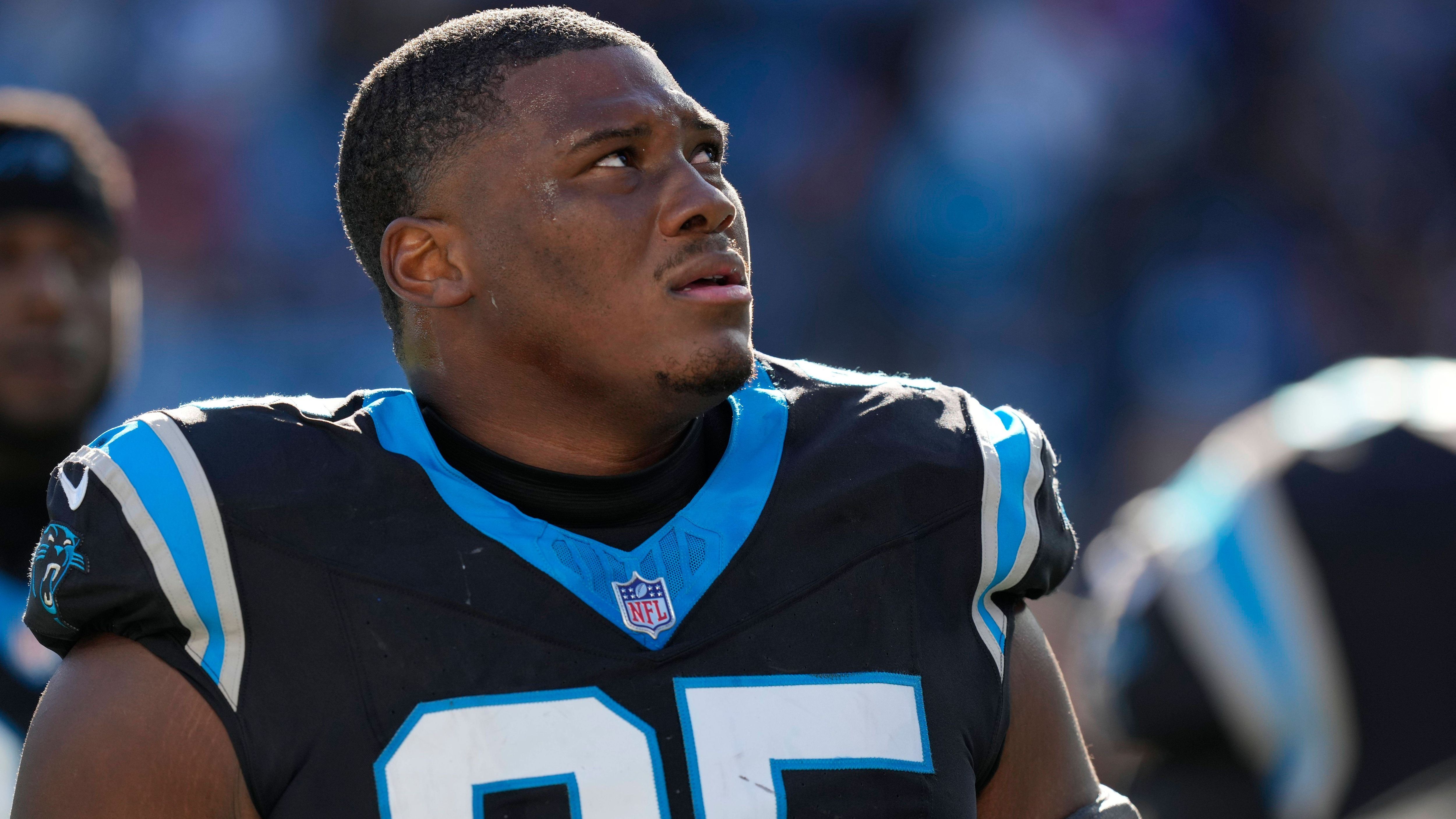 <strong>Carolina Panthers: Derrick Brown</strong><br>Bei den Bills gab es mehrere Kandidaten, bei den Panthers wird es schwierig, überhaupt einen zu finden. Wir entscheiden uns für Pass Rusher Derrick Brown, der im vergangenen Jahr erstmals im Pro Bowl stand. Nach dem Abschied von Brian Burns dürfte auf ihn noch mehr Verantwortung zukommen.