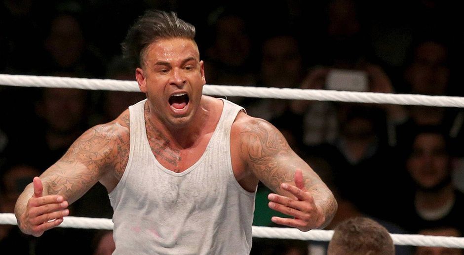 
                <strong>Tim Wiese</strong><br>
                Doch "The Machine" wäre nicht "The Machine", wenn er es nicht mit jedem aufnehmen könnte. Bereits im Vorfeld betonte Wiese, dass er sich nicht zurückhalten werde: "Es gibt nur ein Ziel: Zerstörung!"
              