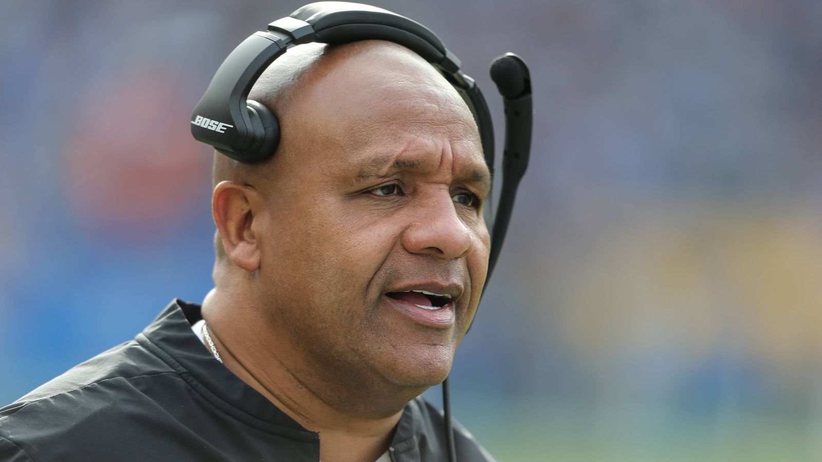 
                <strong>Oktober 2018: Hue Jackson</strong><br>
                Auch das gehörte zum Rebuild: Im Oktober 2018 trennten sich die Browns von Jackson, der als Head Coach der Browns eine verheerende 3-36-Bilanz vorzuweisen hatte. Nach seinem Abgang ging es bergauf, das Team blühte förmlich auf.
              