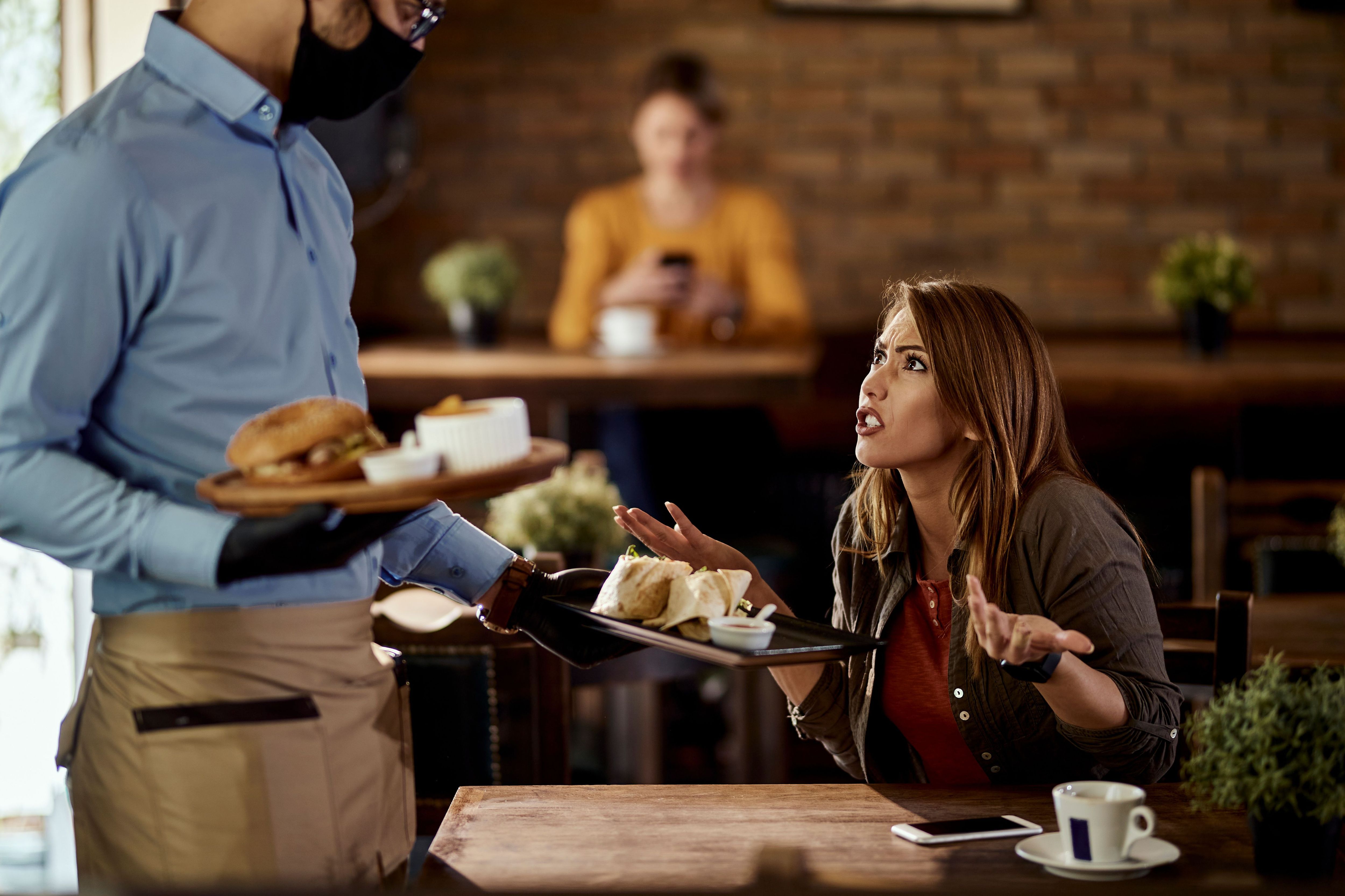 4. Den Kellner anpöbeln: Wenn du dein Date nicht wiedersehen willst, darfst du die Bedienung im Lokal beleidigen. Wünschst du dir ein zweites Date, solltest du dich besser benehmen. Es wirft übrigens auch kein gutes Licht auf dich, wenn du hinter dem Rücken anderer lästerst.