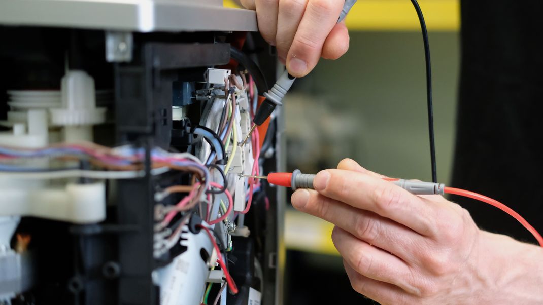 Verbraucherinnen und Verbraucher sollen einer EU-Einigung zufolge ein sogenanntes Recht auf Reparatur bekommen. 