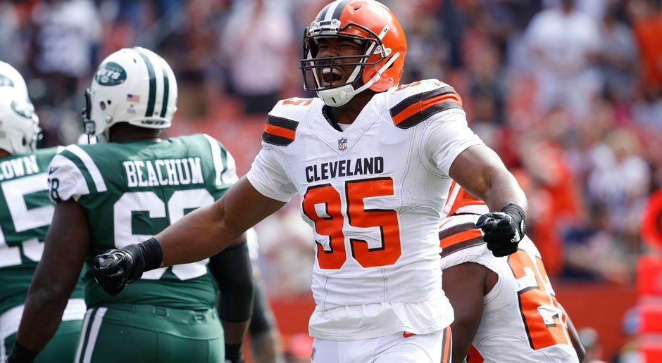 
                <strong>Gewinner: Myles Garett</strong><br>
                Vier Spiele lang musste der Nummer-eins-Pick des diesjähriges Drafts zuschauen. Am Sonntag durfte Myles Garrett dann erstmals ran. Im ersten NFL-Snap der Karriere gelang ihm direkt sein erster Sack, später brachte der Linebacker der Cleveland Browns Jets-Quarterback Josh McCown ein zweites Mal zu Boden. Auch wenn es bei den Browns abermals nicht rund läuft, dürfte der Einstand des Hoffnungsträgers für ein wenig gute Laune sorgen.
              