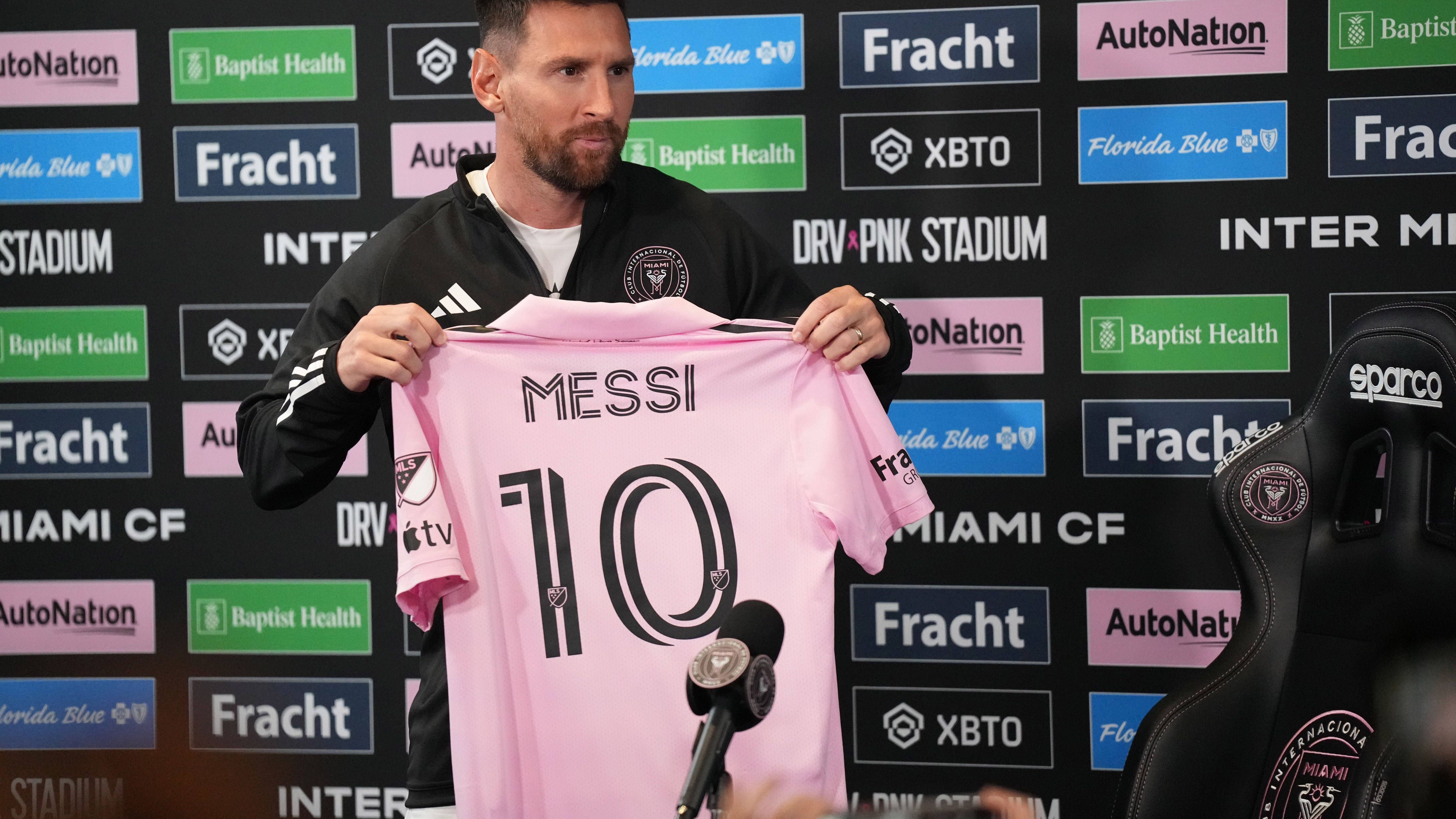 <strong>Miami verkauft alte Trikots von 2020 mit Messi-Flock</strong><br>Zu begehrt: Der Messi-Hype will in den USA einfach nicht abflachen. Die Trikots des Argentiniers sind ausverkauft. Um trotzdem weiter mit dem Weltmeister Geld zu machen, verkauft Inter Miami nun alte Heimtrikots aus dem Jahre 2020 mit Messi-Flock, berichtete "Sport Bild".