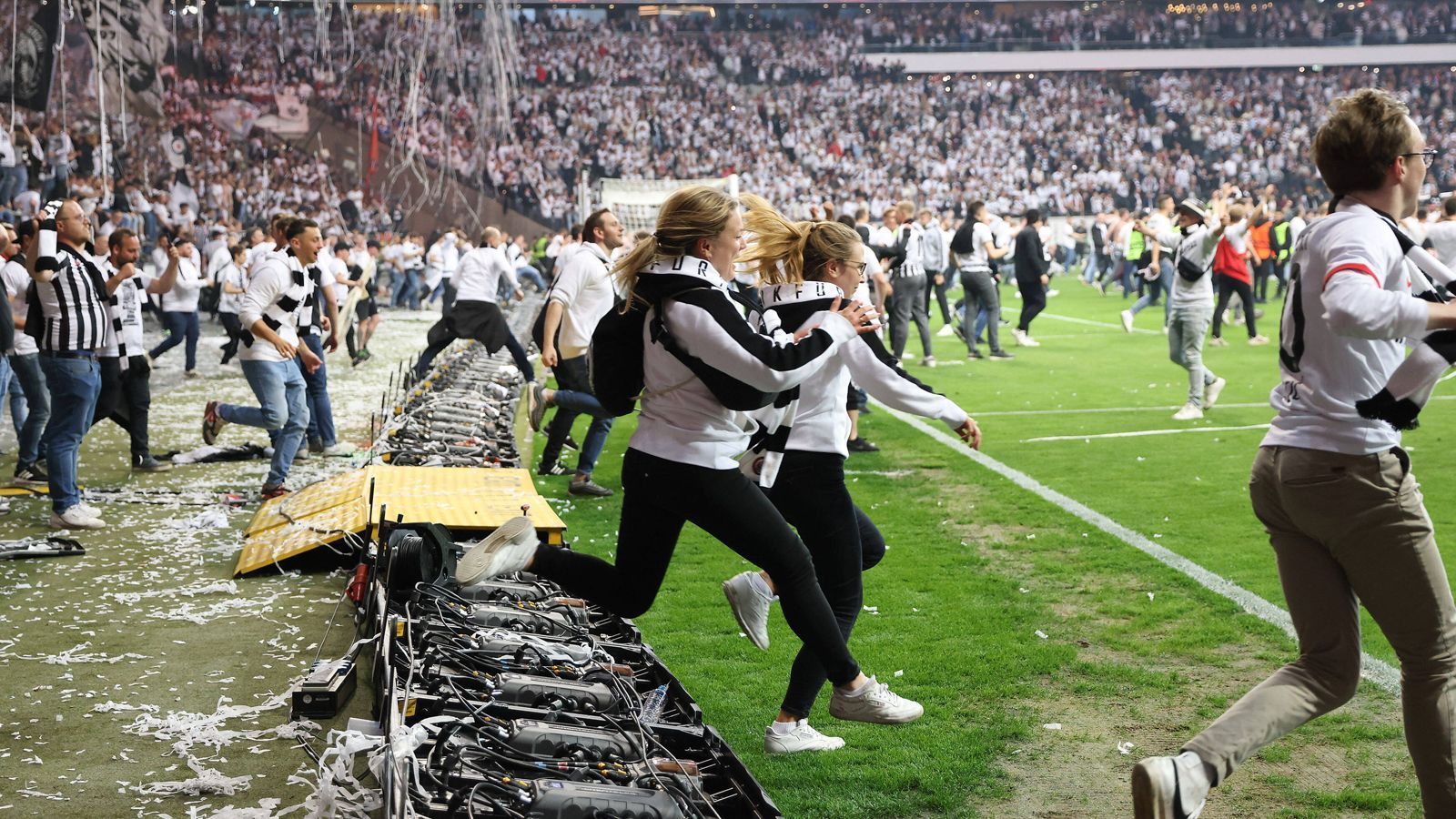 
                <strong>Platzsturm in Frankfurt: SGE-Fans gehen nach Finaleinzug gegen West Ham United steil</strong><br>
                
              