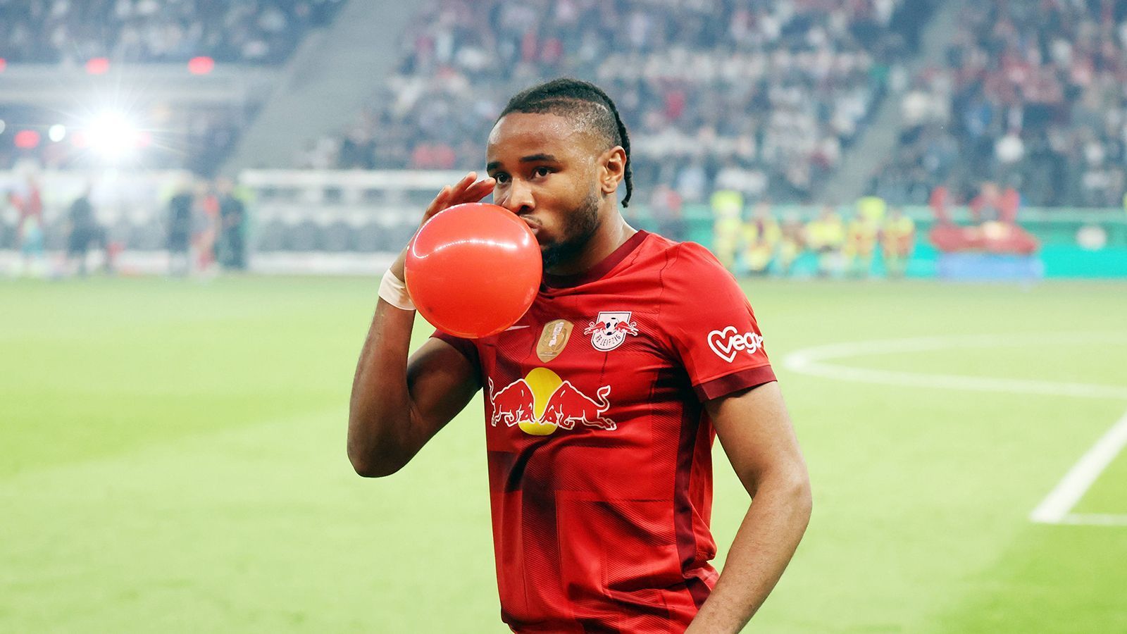 
                <strong>RB Leipzig</strong><br>
                &#x2022; Dominik Szoboszlai (FC Liverpool; 70 Millionen Euro Ablöse)<br>&#x2022; Christopher Nkunku (im Bild, FC Chelsea; 60 Millionen Euro Ablöse)<br>&#x2022; Josep Martinez (Genua CFC; 3,5 Millionen Euro Ablöse)<br>&#x2022; Konrad Laimer (FC Bayern München; ablösefrei)<br>&#x2022; Tim Schreiber (Saarbrücken; Leihe)<br>&#x2022; Sanoussy Ba (LASK; Leihe)<br>&#x2022; Oskar Preil (vereinslos)<br>&#x2022; Örjan Nyland (vereinslos)<br>&#x2022; Abdou Diallo (Paris Saint-Germain; Leih-Ende)<br>
              