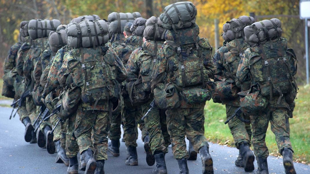 2023 stellte die Bundeswehr rund 18.800 Soldat:innen ein.