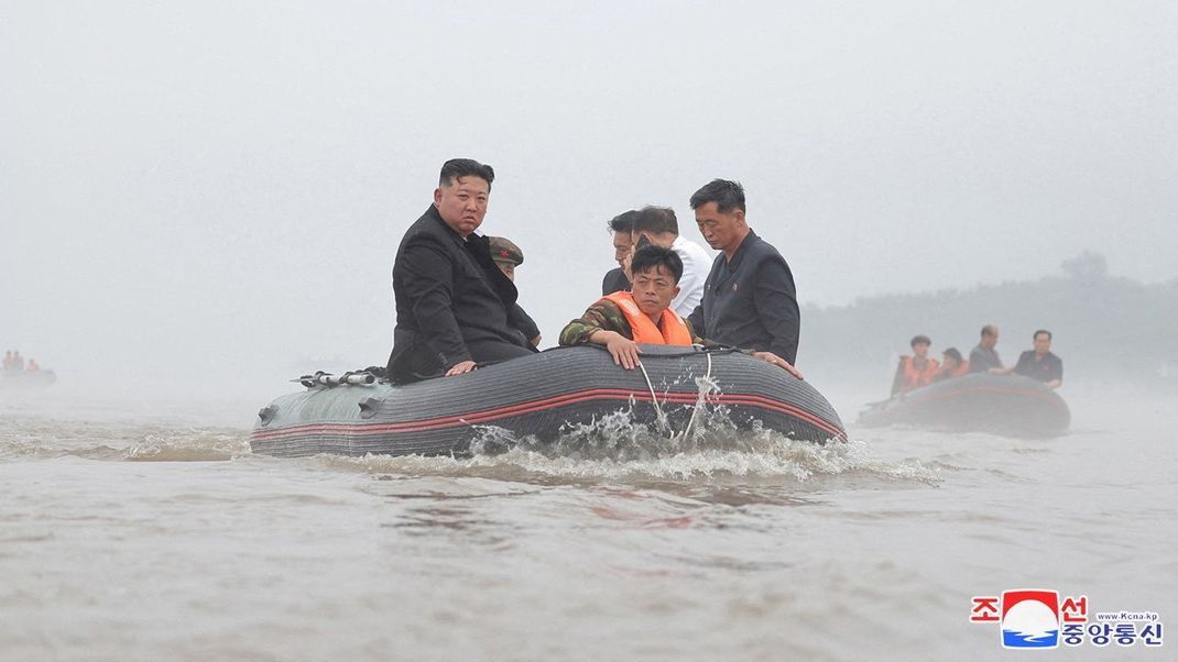 Der nordkoreanische Machthaber Kim Jong-un (links) besucht die von den Überschwemmungen betroffenen Regionen.