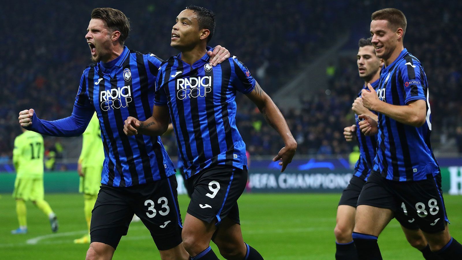 
                <strong>Platz 6: Atalanta Bergamo </strong><br>
                Sicher, Atalanta Bergamo hatte eine vermeintlich leichtere Vorrundengruppe, setzte sich gegen Dinamo Zagreb und Schachtar Donezk durch, wurde Zweiter hinter Manchester City. Doch was die Lombarden derzeit in der Serie A zeigen, ist bockstark. Ganze zehn Spiele in Folge konnten die Norditaliener wettbewerbsübergreifend gewinnen. In der Abwehr überzeugt der Deutsche Robin Gosens auf der Außenbahn (schon neun Liga-Tore). Auch wenn die großen Namen im Kader fehlen: Dieses Team macht Spaß und kann die ganz Großen ärgern! In einem Spiel ist alles möglich - das weiß man auch bei Viertelfinalgegner PSG...
              