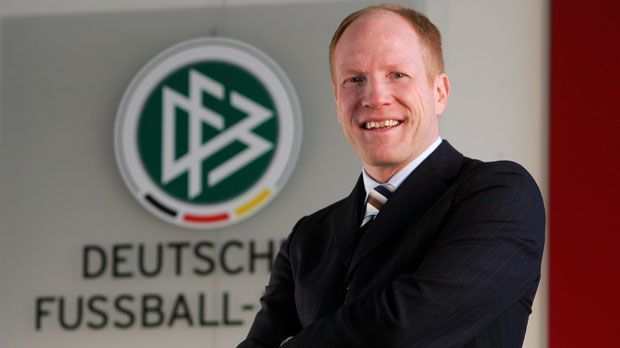 
                <strong>Matthias Sammer anno 2006</strong><br>
                Nach dem BVB folgte eine weitere Trainerstation beim VfB Stuttgart, mit dem er den Einzug in den Europapokal schaffte. Aber 2006 wechstele Sammer die Seiten und heuerte beim DFB als Sportdirektor an. Sein Herzblut steckte er insbesondere in die Talentförderung.
              