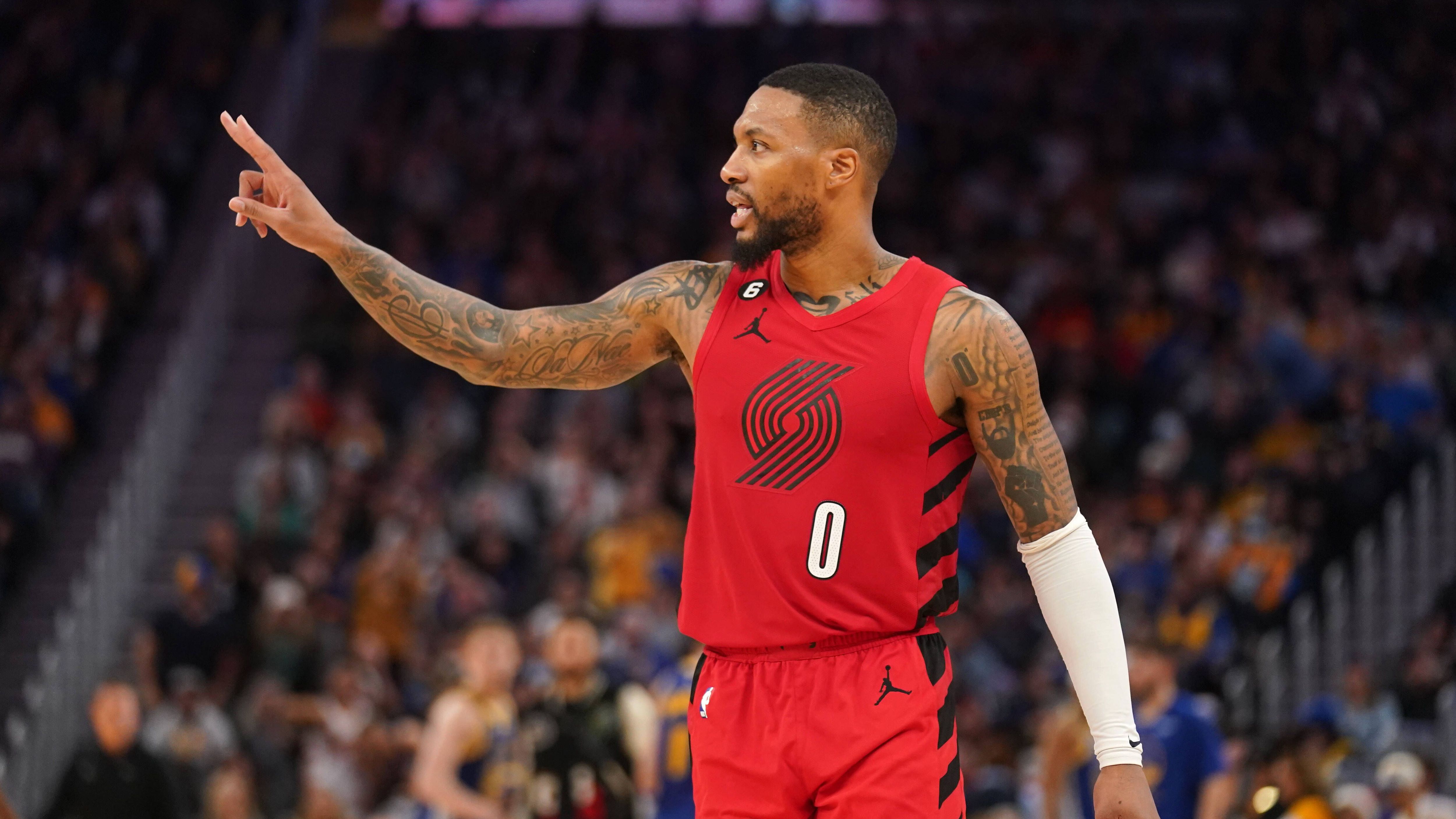 <strong>Platz 5 (geteilt):</strong> <strong>Damian Lillard</strong><br>Inzwischen läuft Damian Lillard im Star-Ensemble der Milwaukee Bucks neben Giannis Antetokounmpo auf. Doch über Jahre war er die alleinige Stütze der Portland Trail Blazers. Besonders deutlich wurde das in der Saison 2022/23. Gegen die Houston Rockets gelangen dem Point Guard 71 Punkte beim 131:114 gegen die Houston Rockets.