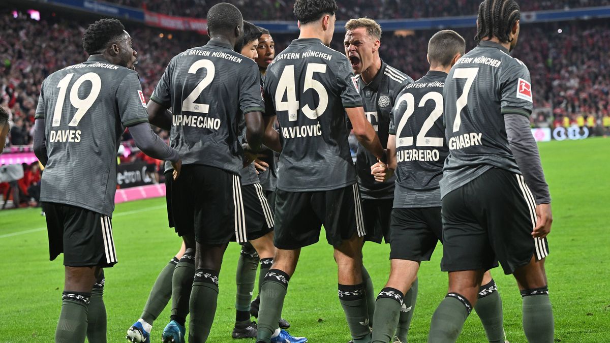 28.09.2024, xjrdrx, Fussball 1.Bundesliga, FC Bayern Muenchen - Bayer 04 Leverkusen emspor, v.l. Aleksandar Pavlovic of Bayern München, Joshua Kimmich of Bayern München celebrate the goal, Der Torj...