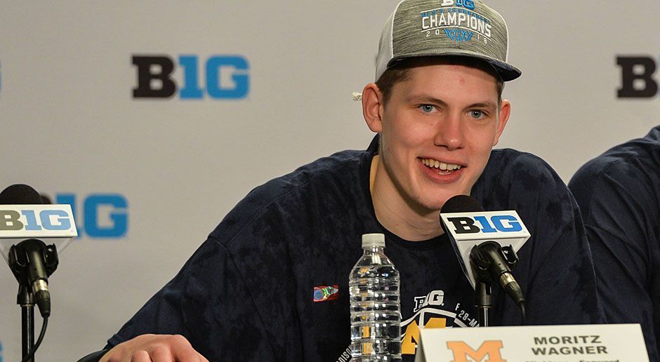 
                <strong>Moritz Wagners große Chance</strong><br>
                In der Nacht von Montag auf Dienstag findet das Finale der March Madness im Alamodome in San Antonio statt. Mit dabei ist der Berliner Moritz Wagner, der spätestens seit seinem bärenstarken Auftritt im Halbfinale zum Gesicht seines Teams von der University of Michigan geworden ist. Wir versorgen euch vor dem Finale mit den wichtigsten Fakten zu Moritz Wagner und dem Turnier.
              