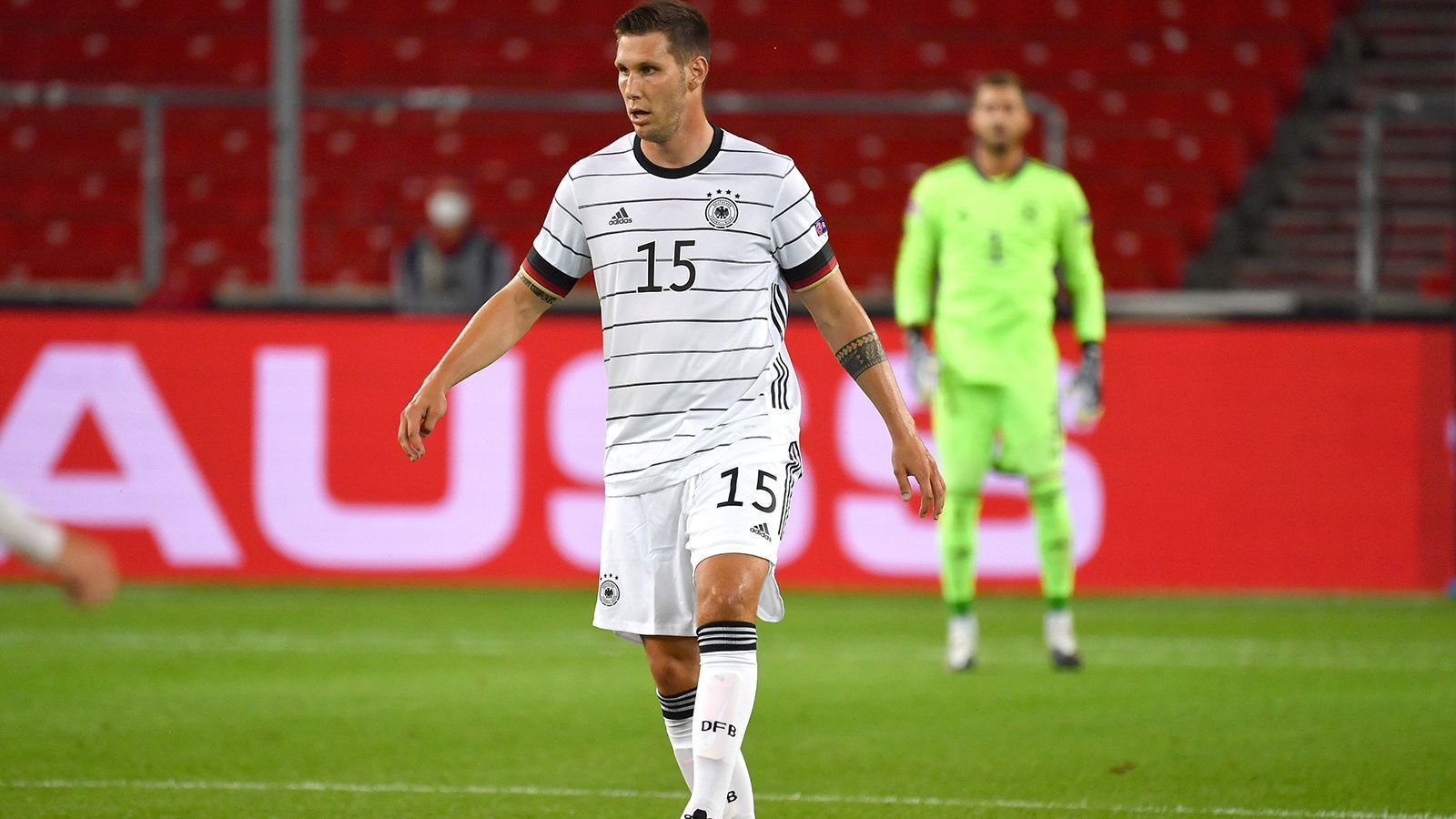 
                <strong>Niklas Süle</strong><br>
                Eigentlich absolviert der Innenverteidiger ein richtig gutes Spiel, gewinnt praktisch jeden Zweikampf, verfügt zudem über ein genaues Passspiel. In Erinnerung bleibt allerdings, dass er beim Gegentreffer zum 1:1 den Vorlagengeber Embolo nicht attackiert. Kurz darauf erfolgt die Auswechslung. ran-Note: 3
              