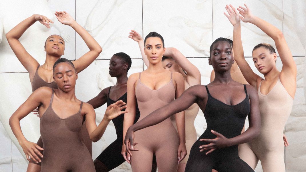 Kim Kardashian hatte mit ihrem Label Skims schon den ein oder anderen Skandal. Ihr neues Produkt wiegelt wieder die Gemüter auf.