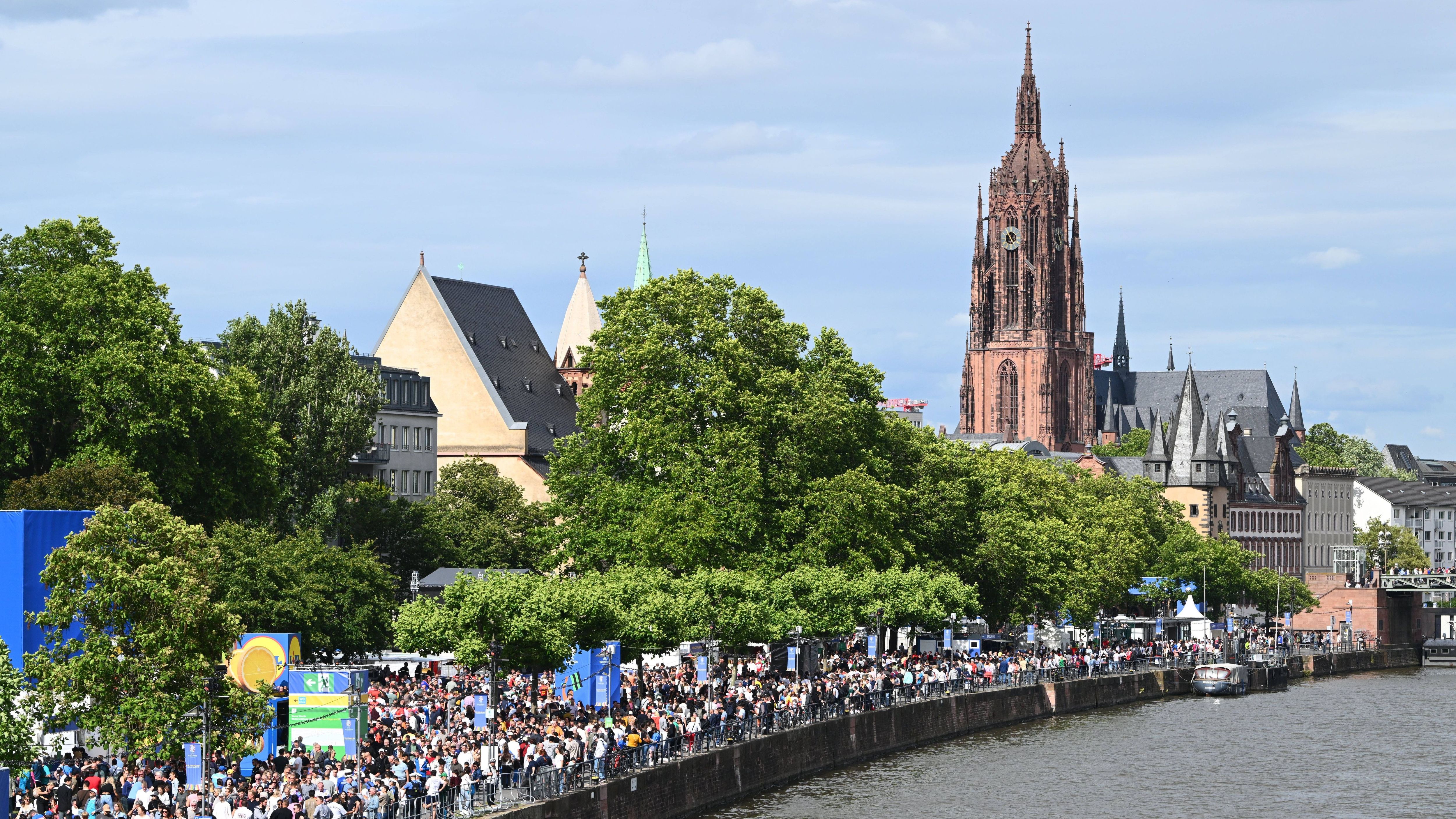 <strong>Fanzone gut gefüllt</strong><br>Auch die Fanzone in Frankfurt erfreut sich großer Beliebtheit vor dem Anpfiff.