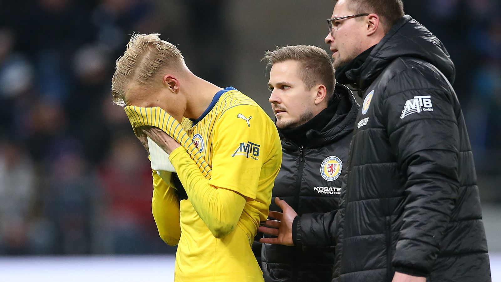 <strong>17. Eintracht Braunschweig<br>Neuzugänge:</strong>&nbsp;Niklas Tauer (Mainz, Leihe)<br><strong>Abgänge:</strong>&nbsp;Brian Behrendt (Hallescher FC), Kaan Caliskaner (Jagiellonia, Leihe), Keita Endo (Union Berlin, Leih-Ende)<br><strong>Vorbereitung:</strong>&nbsp;3:1 gegen Bremen, 1:0 gegen Regensburg<br><strong>Prognose:</strong>&nbsp;Abstieg - Gute Vorbereitung und mit Tauer einen soliden Spieler geholt. Aber der Kader ist insgesamt zu dürftig. Trotz guter Testspiele rechnen wir mit dem Direktabstieg.