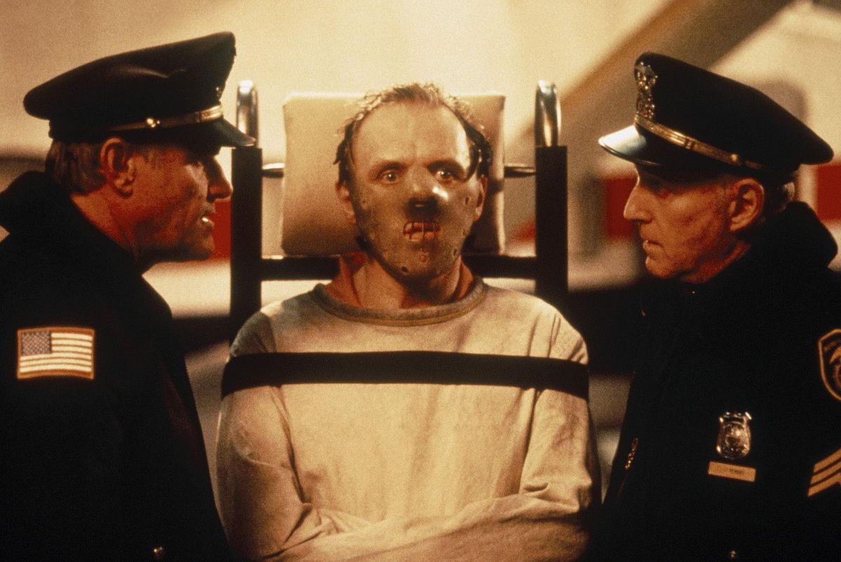 Dr. Hannibal Lecter (Anthony Hopkins) sitzt seit Jahren im Hochsicherheitstrakt eines psychiatrischen Gefängnisses, weil der geniale Psychiater irgendwann selbst zum perversen Killer wurde. Nach je...