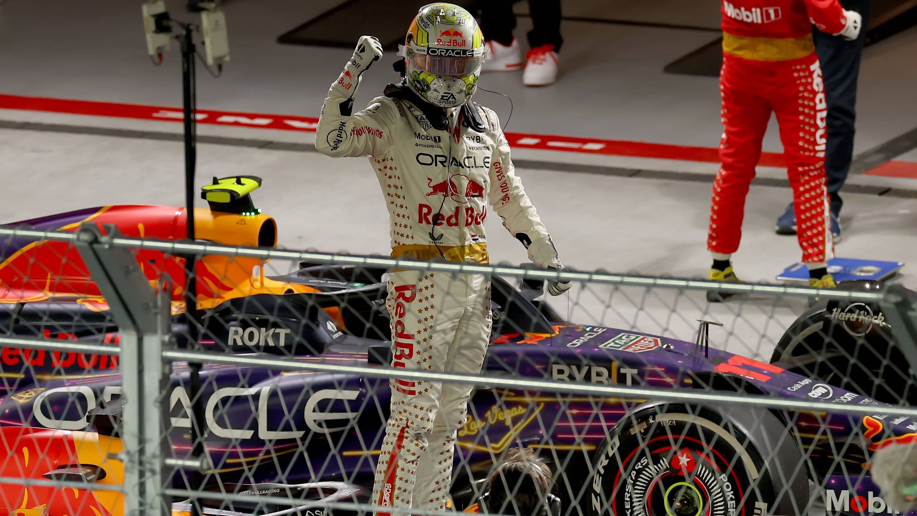 <strong>Gewinner: Max Verstappen</strong><br>Dieser Mann ist einfach nicht zu stoppen, egal was kommt. Direkt am Start erobert der zweimalige Weltmeister Rang 1. Zwar fällt er im Rennen zwischenzeitlich zurück, doch das kann ihn - genauso wenig wie eine Zeitstrafe und die Kollision mit George Russell - nicht aufhalten. Dank des 53. Karriereerfolgs zieht er mit Sebastian Vettel gleich.