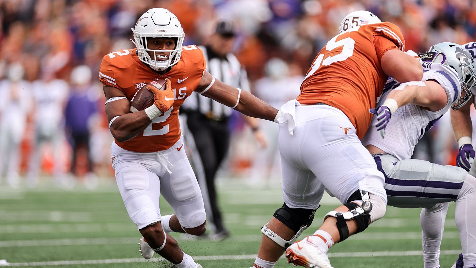 
                <strong>Roschon Johnson, Running Back, Texas Longhorns</strong><br>
                Roschon Johnson, der über die letzten Jahre immer im Schatten von Teamkollege und Superstar Bijan Robinson stand, hat das Rampenlicht redlich verdient. Der groß gewachsene, bullige Running Back punktet mit seiner Physis, Balance bei Gegnerkontakt und einem breiten Repertoire an läuferischen Fähigkeiten (Richtungswechsel, Stiff Arms, Trucks etc.). Vergangene Saison sammelte er durchschnittlich sechs Yards pro Lauf, als Receiver fing er 14 Pässe für 128 Yards Raumgewinn. Außerdem fiel er immer wieder positiv als Pass Blocker auf. Johnson fehlt es etwas an Agilität und Höchsttempo (auch wenn er einen sehr guten Antritt hat). 
              