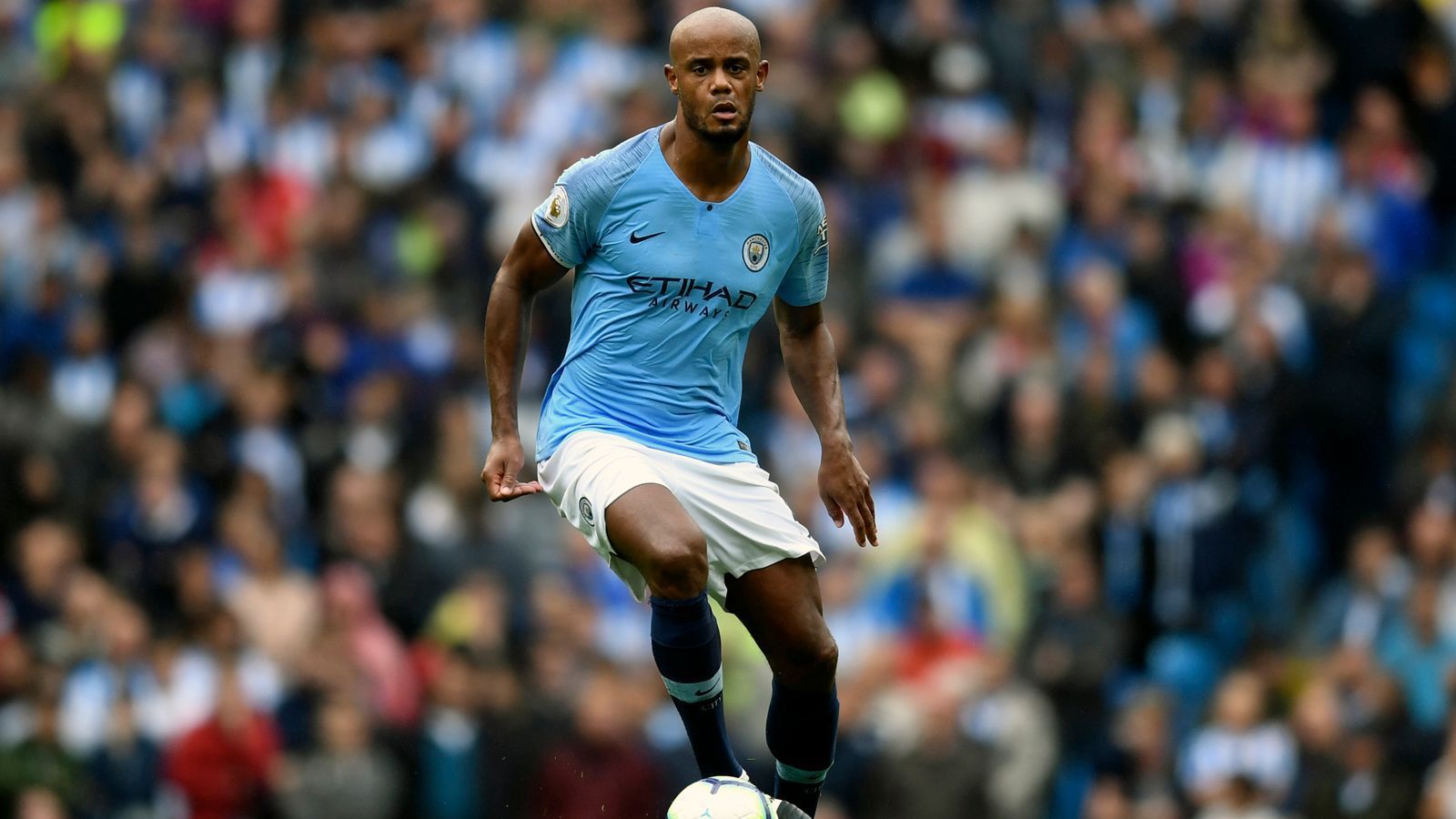 
                <strong>Abwehr - Vincent Kompany</strong><br>
                Verein in der Premier League: Manchester City (2008-2019)Spiele in der Premier League (Tore): 265 (18)Meistertitel in der Premier League: 4
              