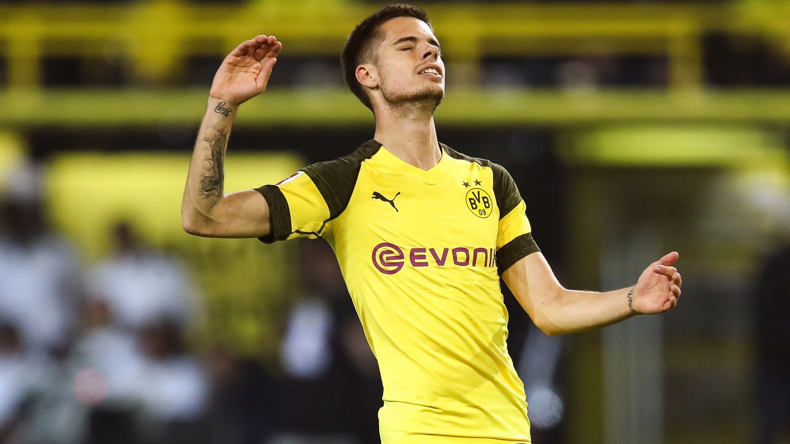 
                <strong>Julian Weigl (Borussia Dortmund)</strong><br>
                Weigl wirkt in der zentrale orientierungslos und überfordert. Die Bayern dominieren in der ersten Halbzeit das Mittelfeld – und das liegt zu großen Teilen daran, dass der 23-Jährige untertaucht. Zudem ist er unsicher im Pass- und Positionsspiel. Kein Wunder, dass er nach der Pause für Dahoud Platz machen muss. ran-Note: 5
              