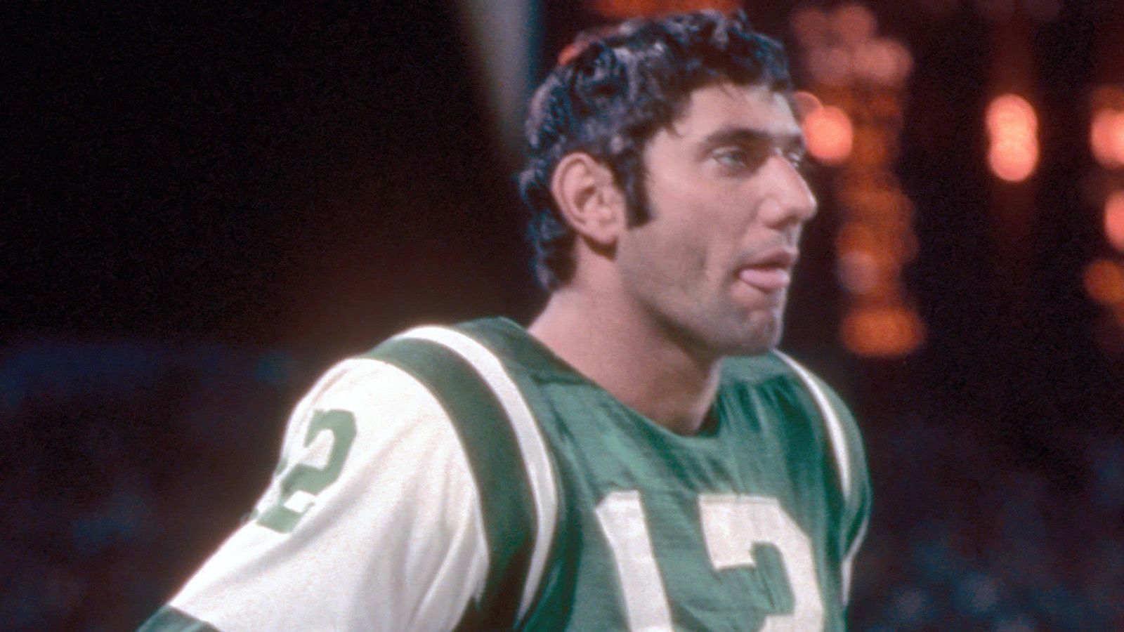 
                <strong>Joe Namath</strong><br>
                Auch der legendäre Joe Namath wurde einst vor die Tür gesetzt. Als er bei den New York Jets seine wohl beste Zeit hinter sich hatte und sehr verletzungsgeplagt war, trennten sich die Jets nach der Saison 1976 von dem damals 34-Jährigen. Der Quarterback verbrachte daraufhin seine letzte Saison bei den Los Angeles Rams.
              