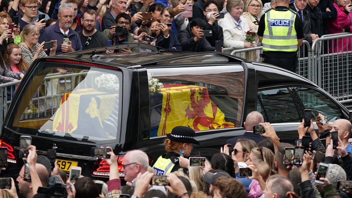 Schotten verabschieden die Queen - König Charles zeigt sich