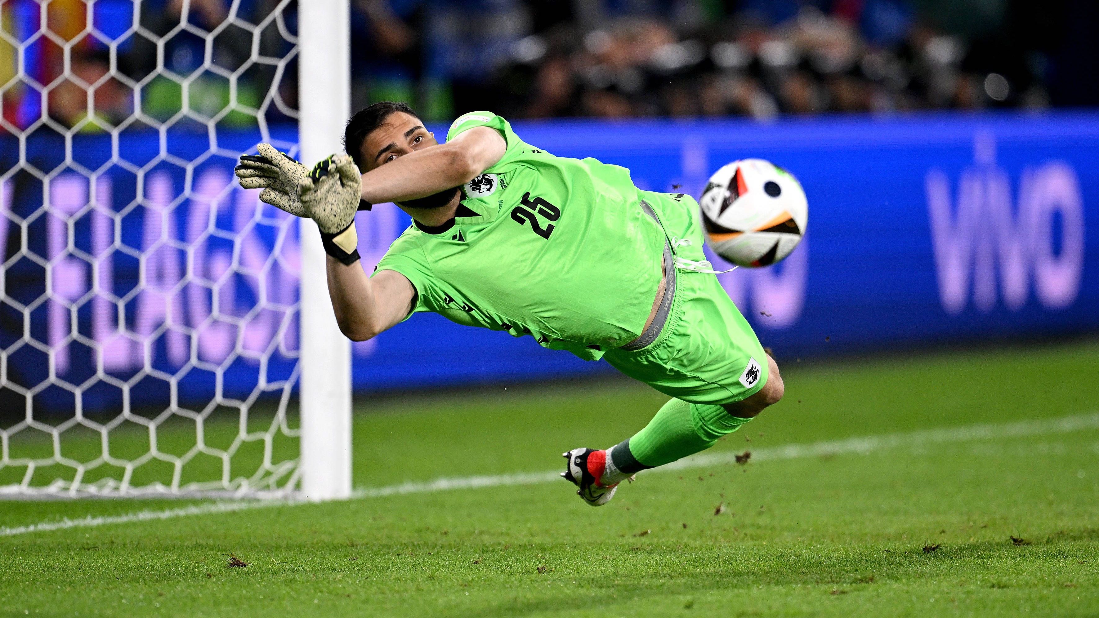 <strong>Giorgi Mamardashvili (FC Liverpool)</strong><br>Insbesondere im Trikot der georgischen Nationalmannschaft versetzte der Keeper die Fans ins Staunen. In der Gruppenphase der diesjährigen EM glänzte er mit 21 Paraden - keinem Torhüter gelangen in der Geschichte des Turniers mehr. Doch auch auf Klubebene weiß Mamardashvili zu überzeugen: 2021 verabschiedete er sich von seiner Heimatstadt Tiflis und wagte den Schritt in die La Liga. Dort wahrte er in bisher 102 Einsätzen stolze 31-mal die weiße Weste.