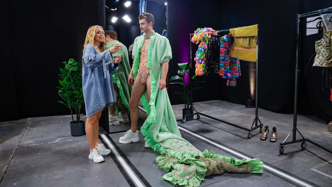 Von Linus' Look ist Designerin Marina Hoermanseder beim Fitting für die Fashion-Show in Folge 5 sehr angetan.
