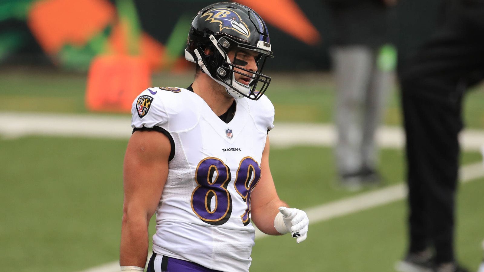 
                <strong>4. Mark Andrews (Baltimore Ravens)</strong><br>
                Mark Andrews ist im Passspiel eine echte Waffe. Vergangene Saison fing er 58 Bälle. Kein anderer Spieler der Baltimore Ravens hatte mehr Catches vorzuweisen. Mit 701 Receiving-Yards und sieben Touchdowns war er zudem der teamintern zweiteffektivste Passempfänger nach Wide Receiver Marquise Brown. Da lässt es sich verschmerzen, dass der Drittrunden-Pick aus dem Jahre 2018 als Blocker nur durchschnittlich begabt ist.
              