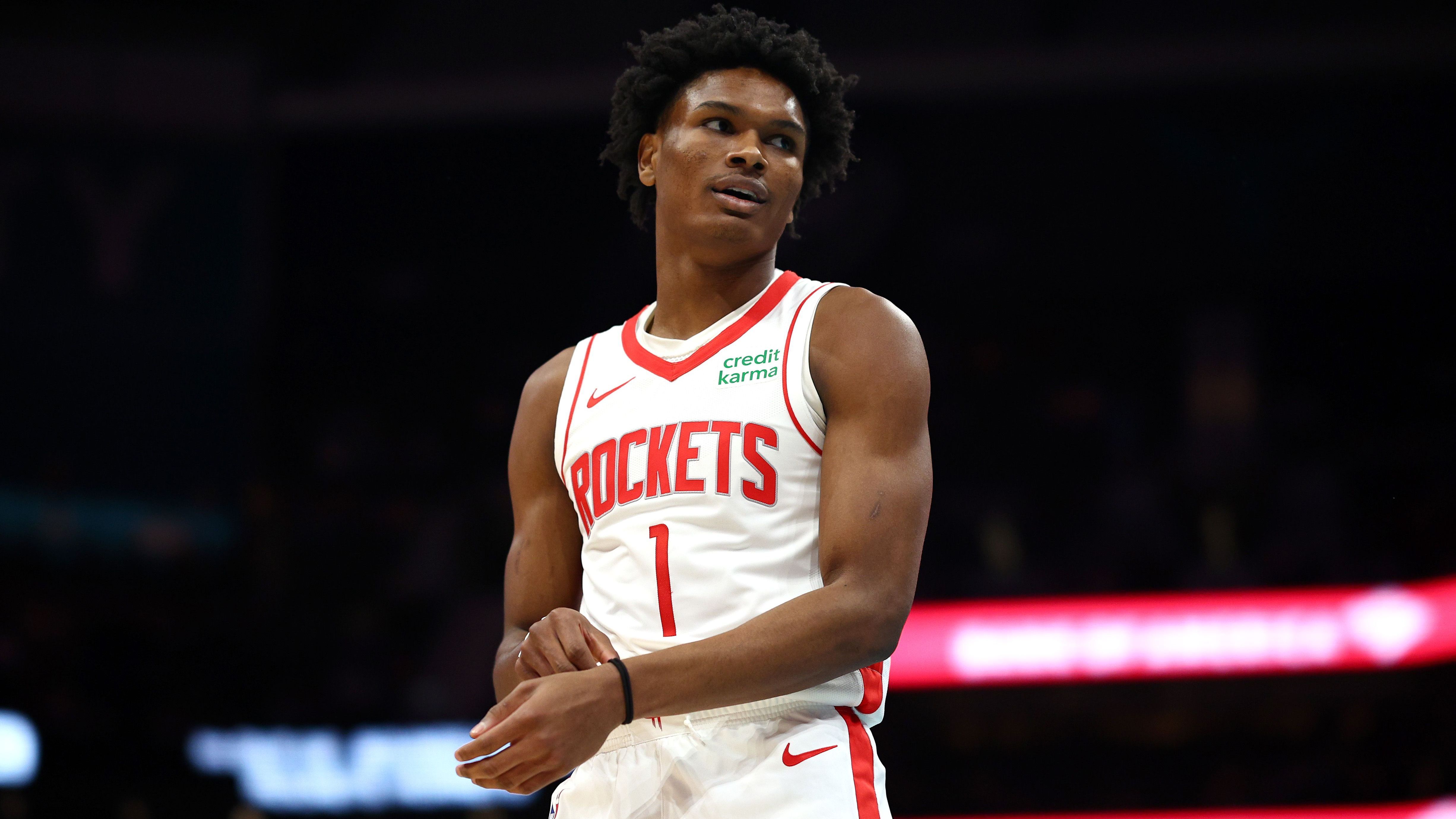 <strong>Amen Thompson (Houston Rockets, 4. Pick, 1. Runde): All-Rookie Second Team</strong><br>Thompson ist ein Spieler, den man keiner Position zuordnen kann. Zum einen hat er die Maße eines Forwards, jedoch spielt er aufgrund seines schlechten Wurfs eher als Big. Nur 13,8 Prozent seiner Dreier waren erfolgreich. Sein Selling-Point ist in erster Linie aber seine Defesive. 1,3 Steals und 0,6 Blocks sind für einen Flügelspieler durchaus beachtlich. Für eine große NBA-Karriere muss er jedoch zwingend an seinem Wurf arbeiten.